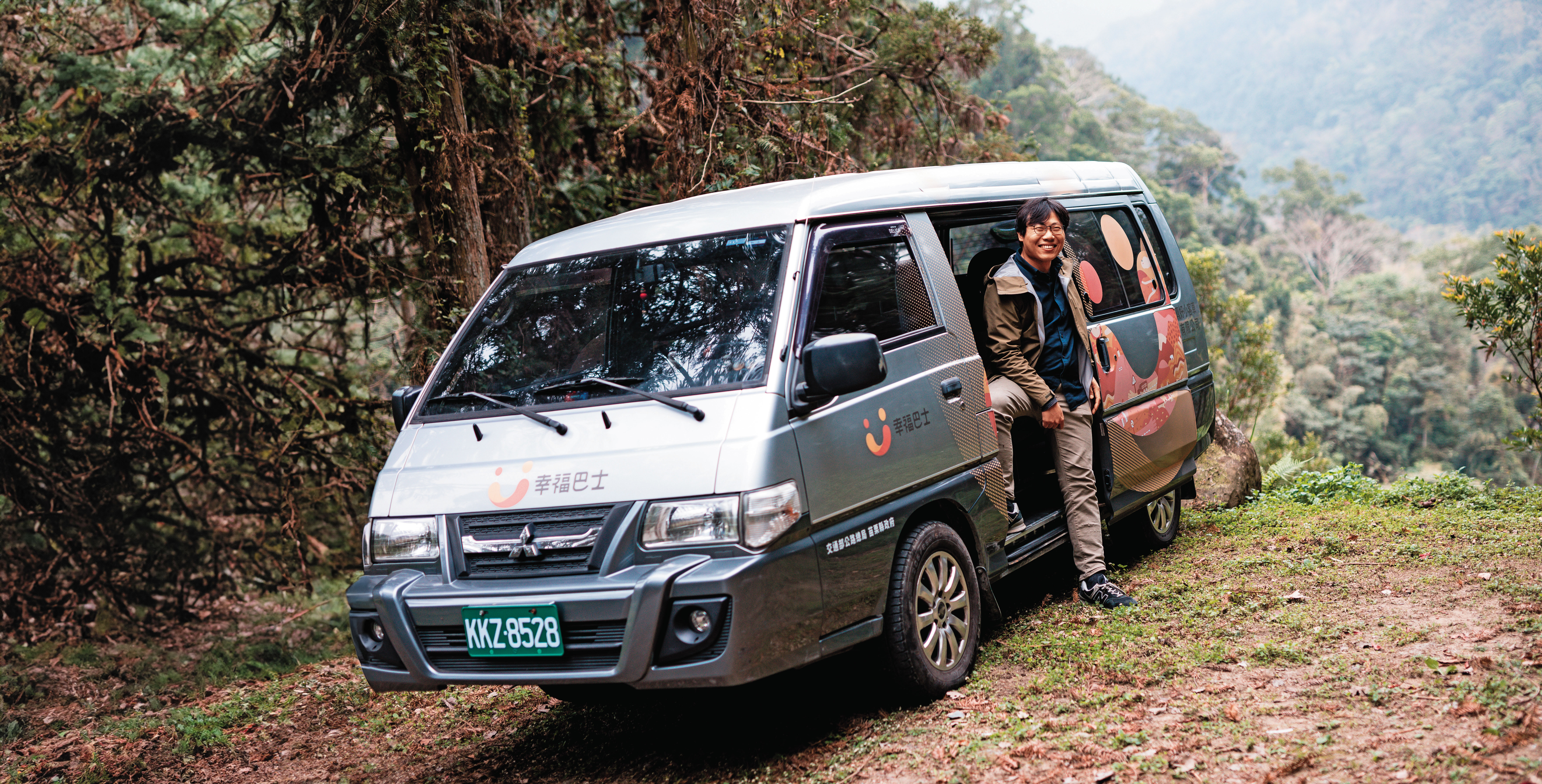 李嶽常常趁著工作空檔，對新竹與苗栗的偏鄉交通進行調查。（鄒保祥攝）