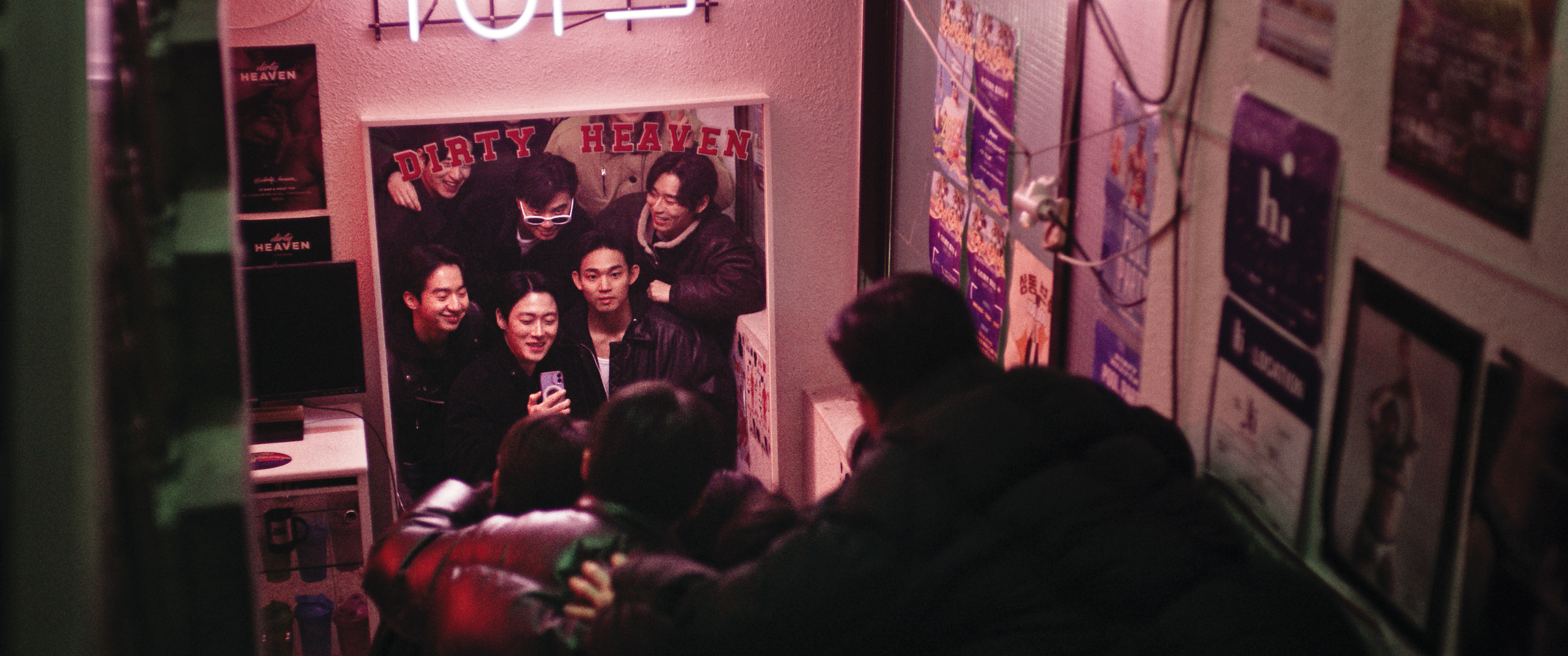 脫北者鼓起勇氣報名聯誼活動，卻意外踏入另一個屬於同志的社群，開啟了未曾有過的新生活。（好威映象）