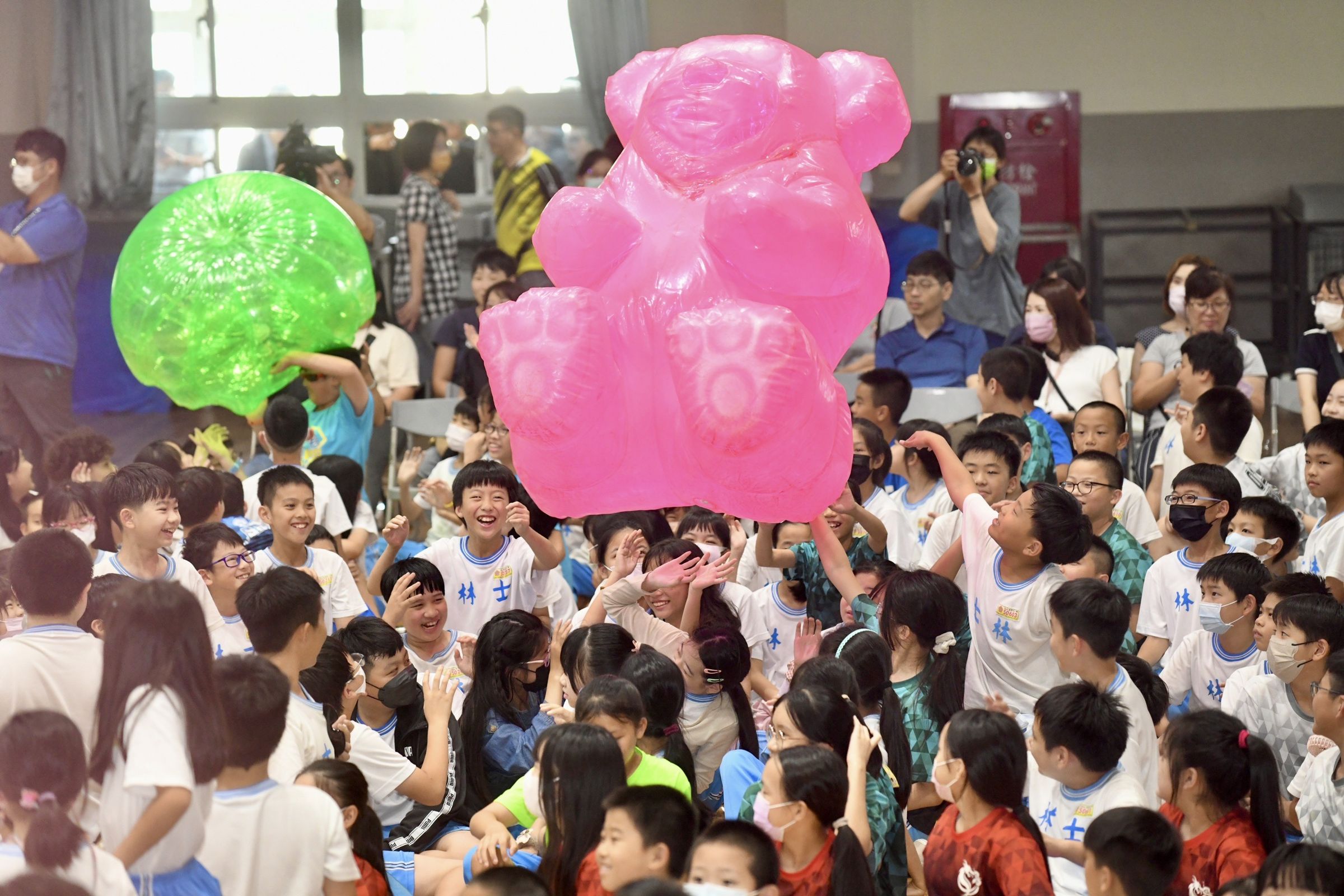 士林國小600名師生將新興毒品趕出校園。(紙風車文教基金會提供)