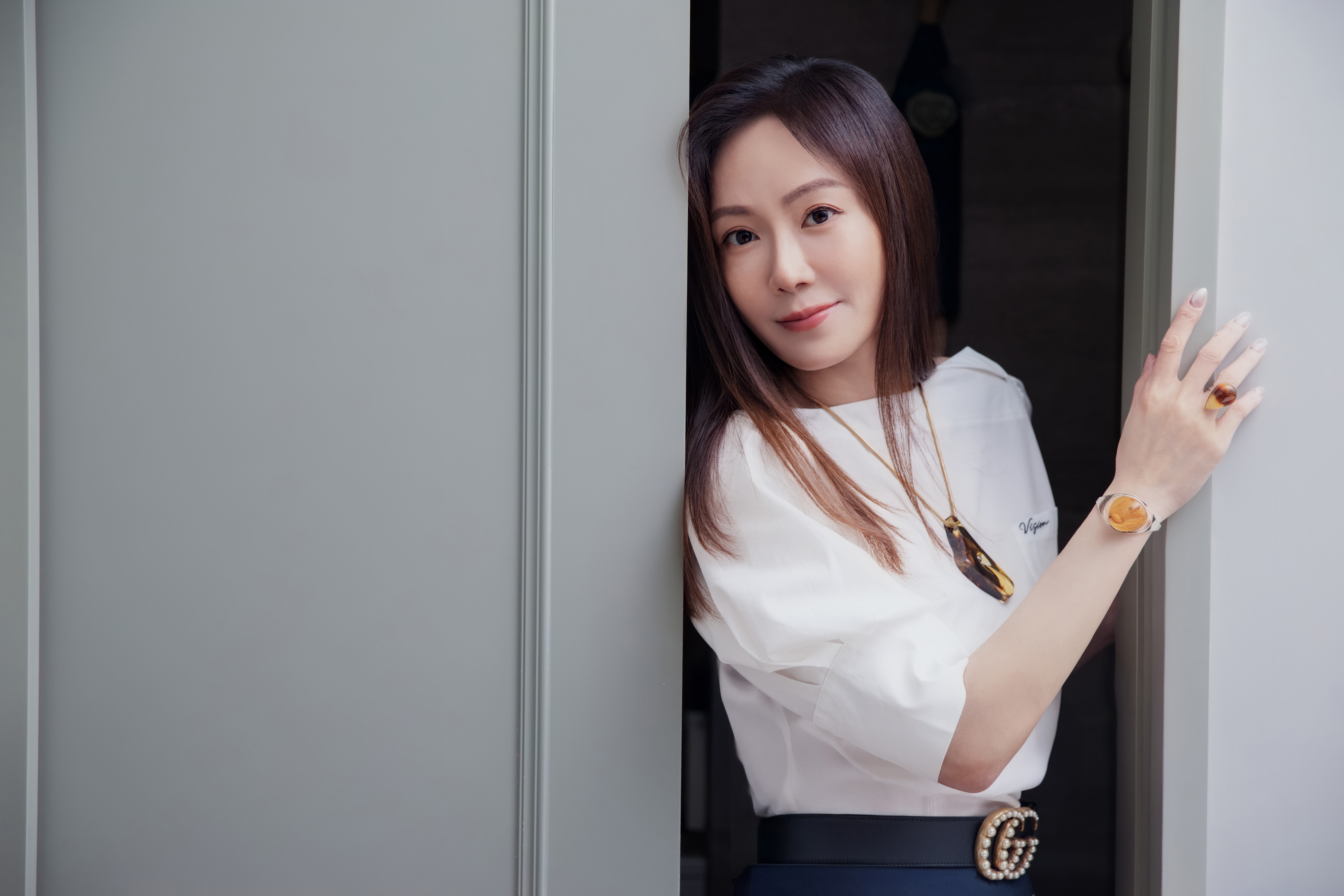 尹馨喜歡的東西也很高級，她繼凱特王妃後成了琥珀潮流收藏家。（照片鏡藝宏海提供／服裝iROO提供）