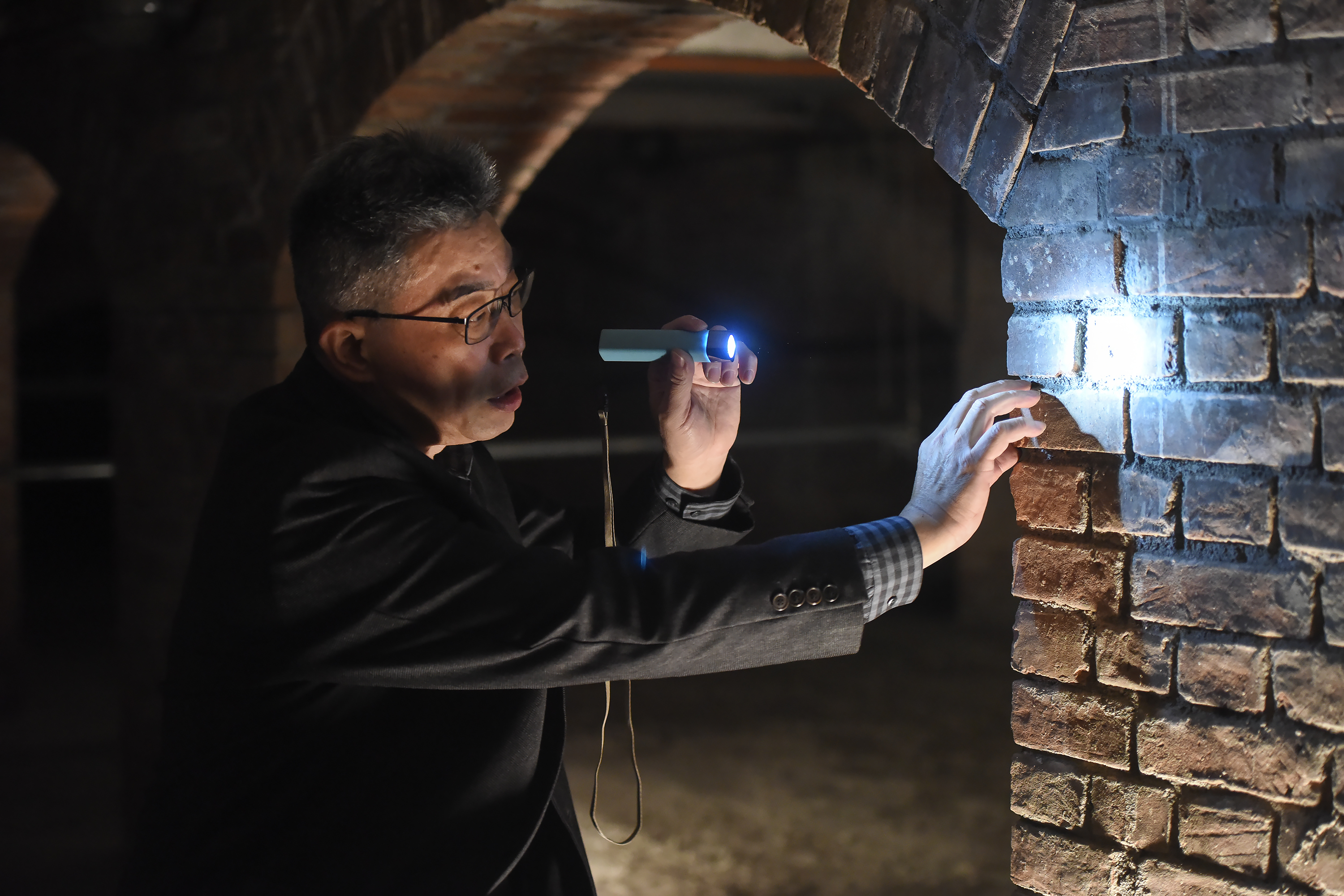 建築修復工作者黃任維帶領團隊深入台北賓館內部說明建築的特點。（十月影視提供）