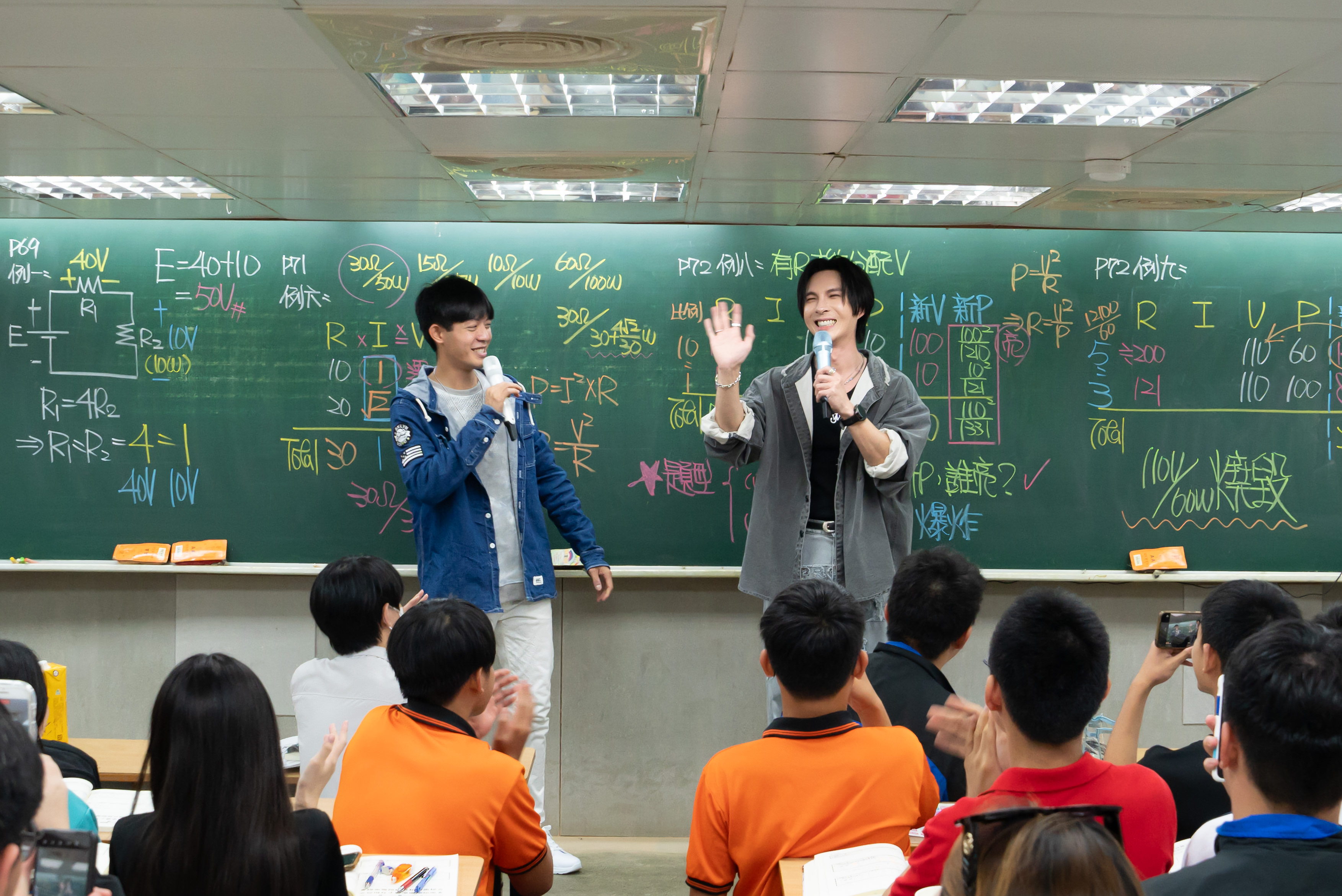  陳勢安日前受邀到補習班展開祕密突襲演唱計畫。（索尼音樂提供）