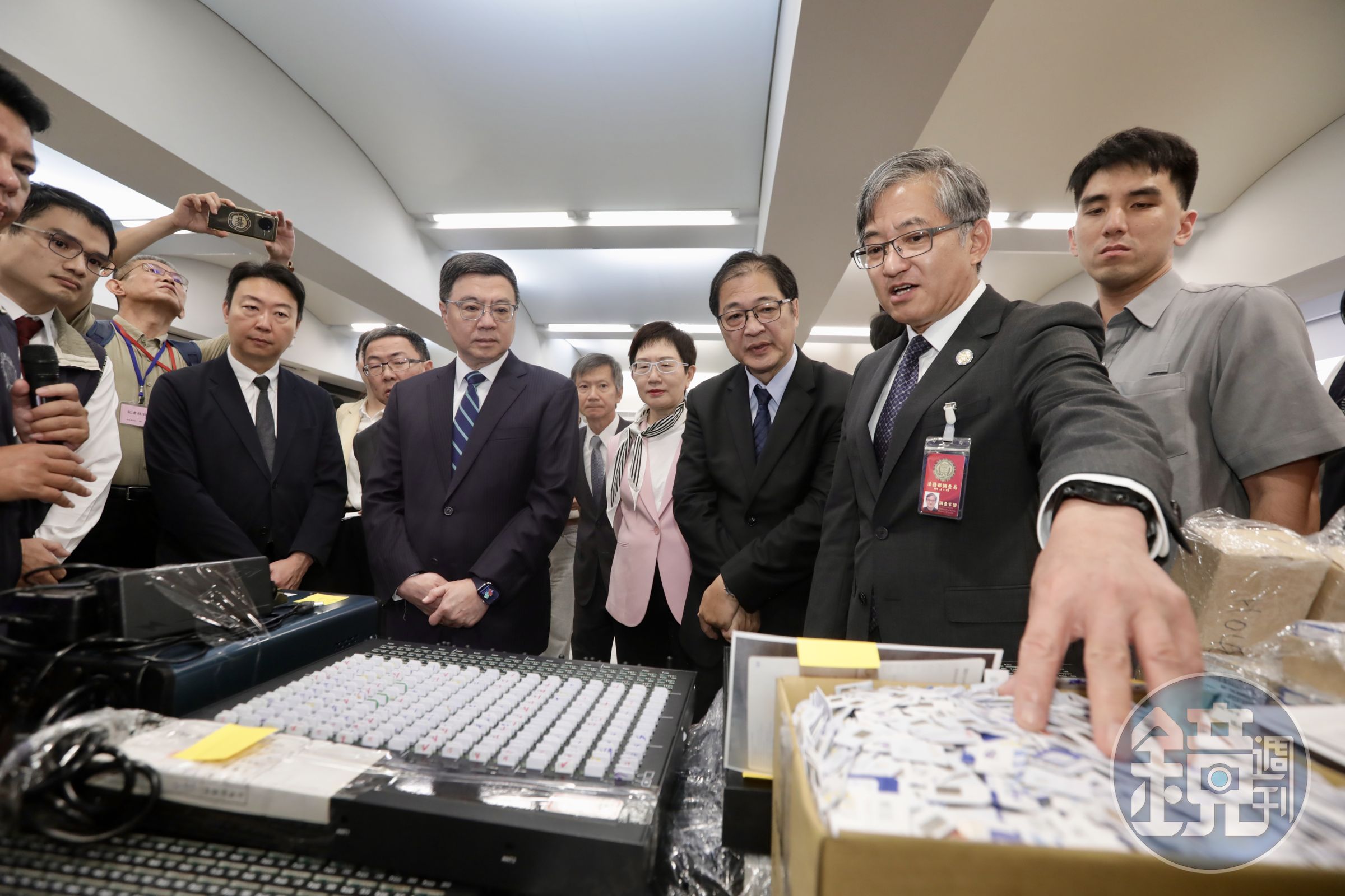 調查局今日舉辦「偵辦重大電信詐欺案件暨臺美合作破獲跨境機房成果記者會」,記者會場展示大量貓池、SIM卡、鉅額不法現金等扣押物。
