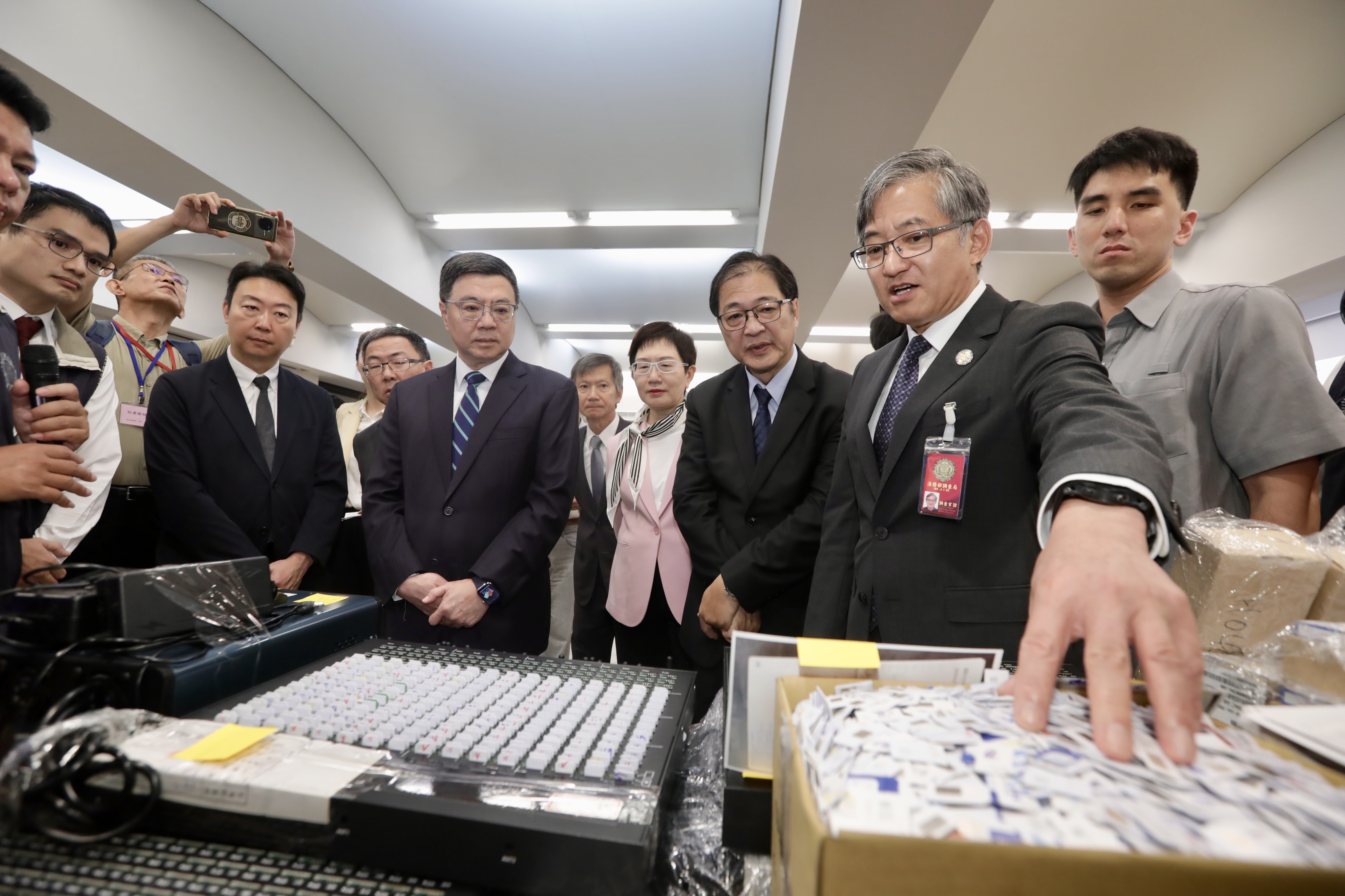 調查局今日舉辦「偵辦重大電信詐欺案件暨臺美合作破獲跨境機房成果記者會」，記者會場展示大量貓池、SIM卡、鉅額不法現金等扣押物。