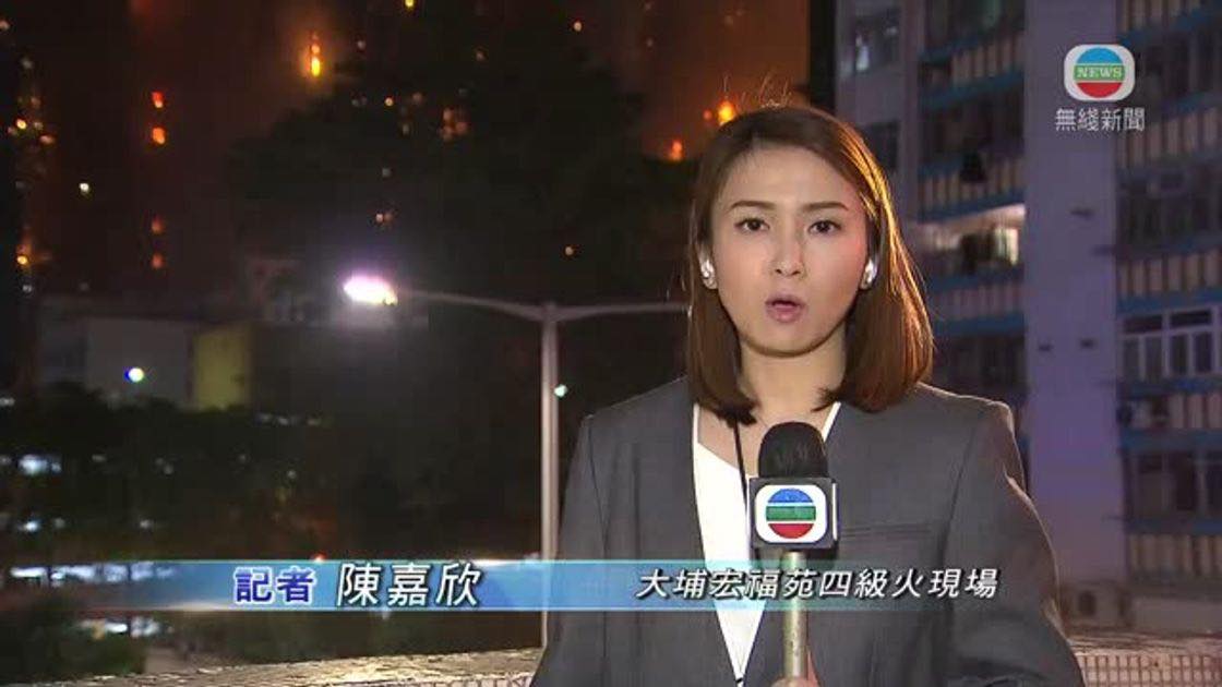 主播陳嘉欣在現場連線又趕回棚內播報晚間新聞，有觀眾發現她的聲音疑似因為情緒激動而顫抖。（翻攝自TVB）