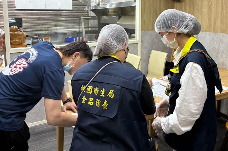 稽查人員已同步抽驗高風險食材與採集環境檢體送驗，以釐清確切致病原因。（桃園市衛生局提供）