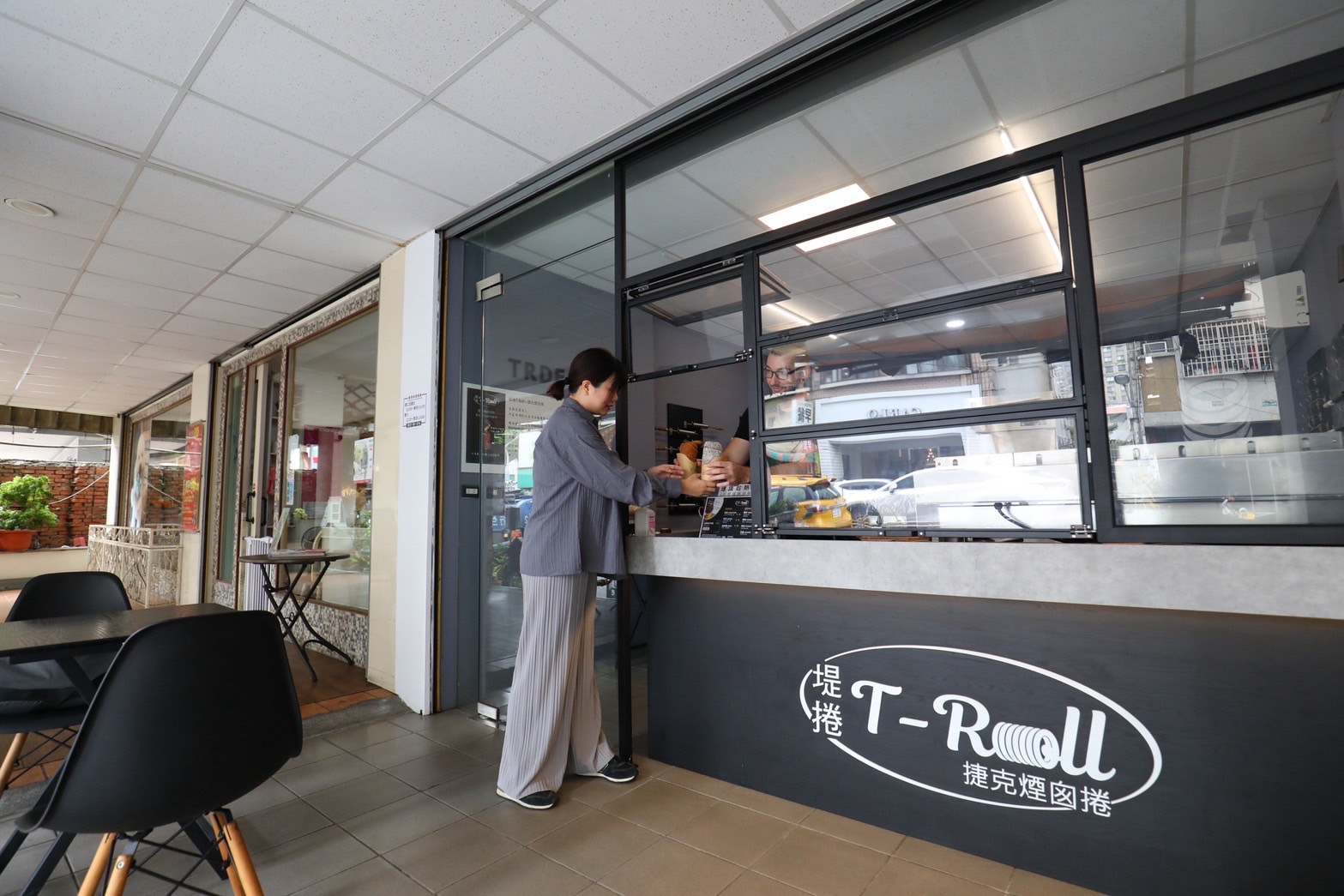 台中的「堤捲T-roll」能吃得由捷克老闆製作,最道地、專業的煙囪捲。