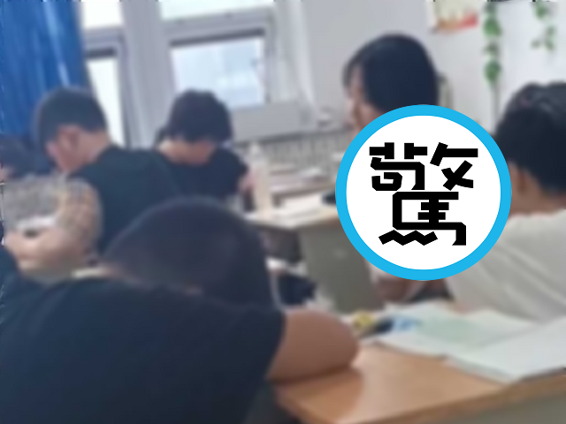 有想過旁邊男同學的感受嗎？中國小情侶玩很大，教室裡當眾限制級熱愛。（翻自《黑料網》）