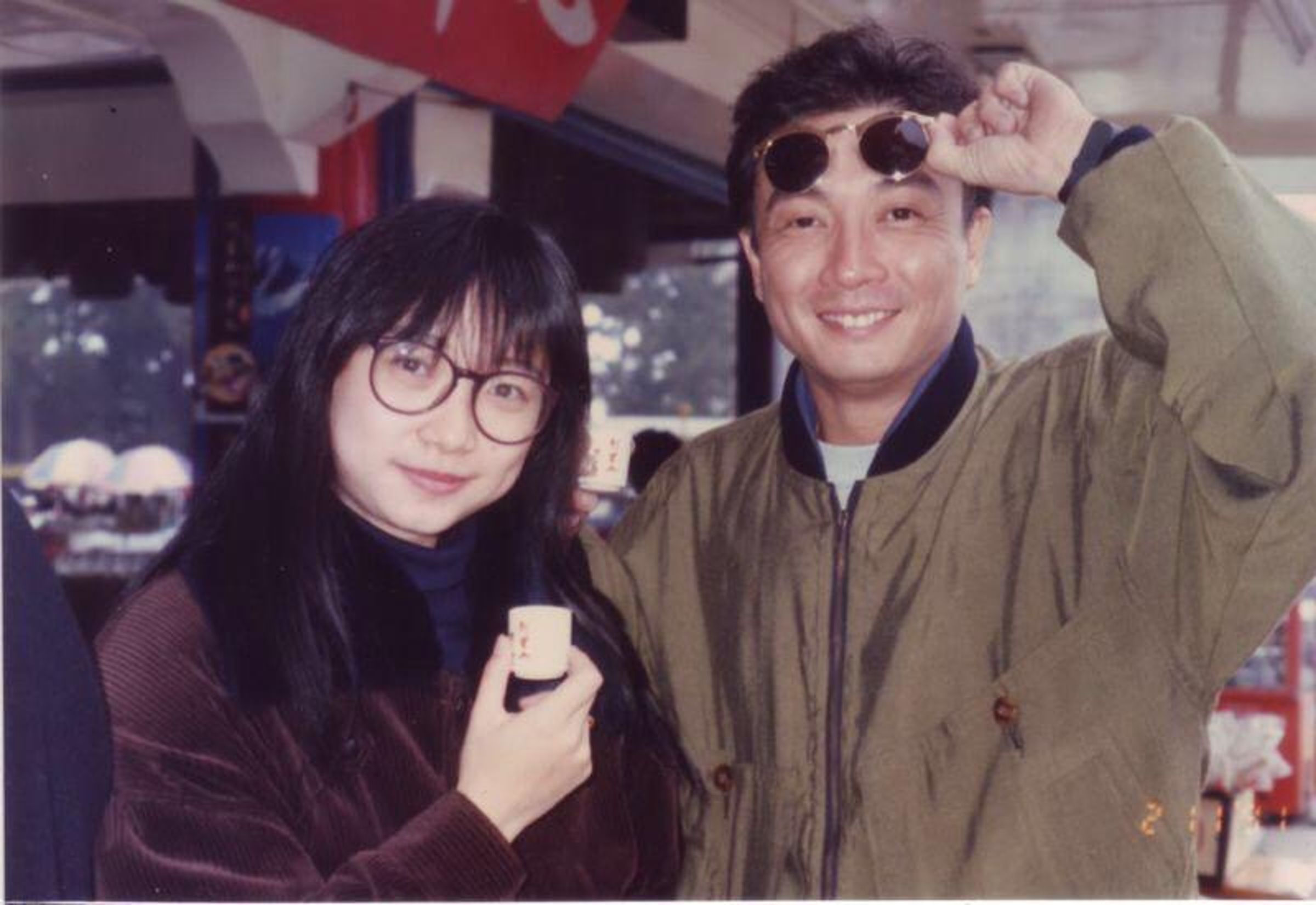 朱淑儀（左）是港星劉松仁（右）主演電視劇《江湖再見》的場記。（朱淑儀提供）