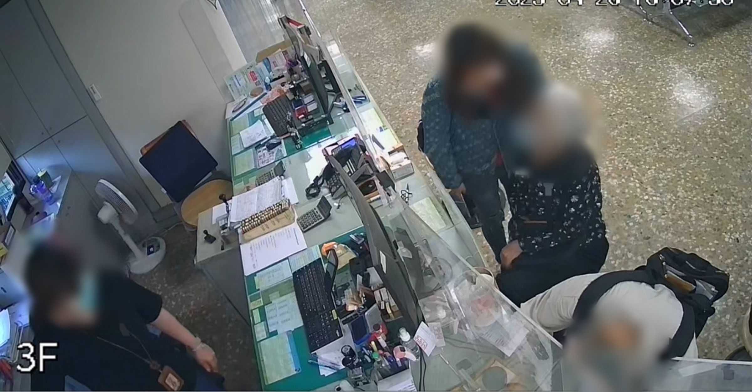 婦人前往當地戶政事務所抵押房地產。（翻攝畫面）