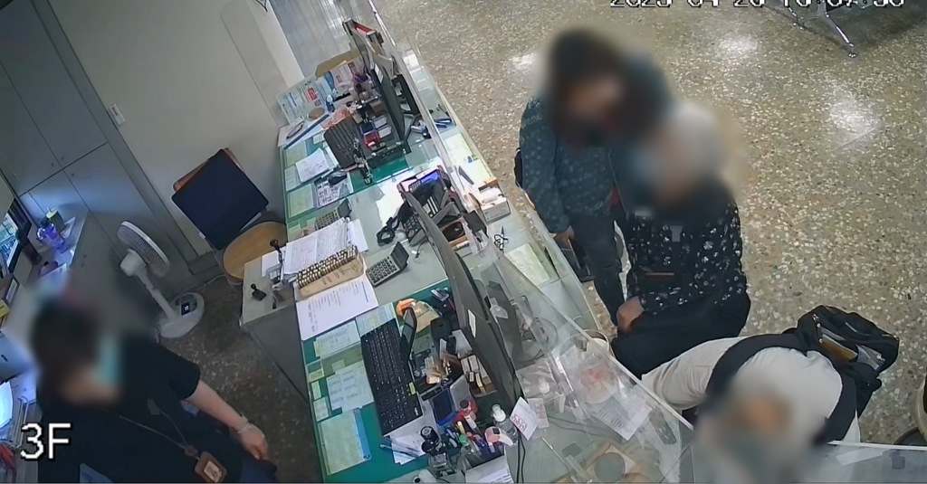 婦人前往當地戶政事務所抵押房地產。（翻攝畫面）