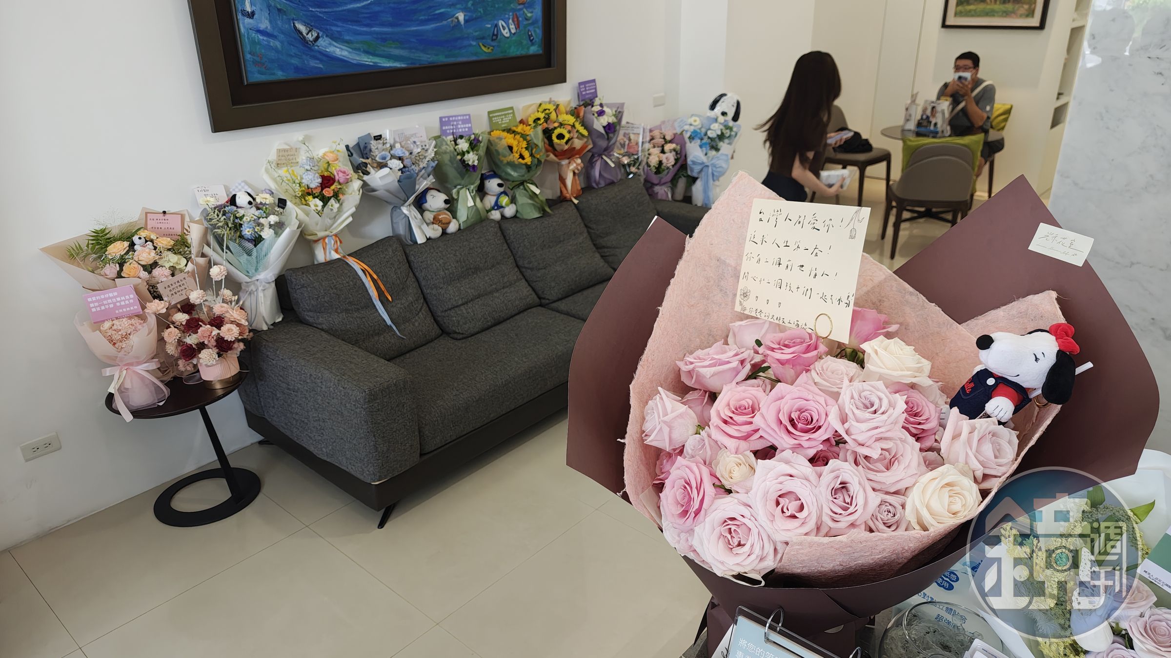 王瑞德也送花祝福。