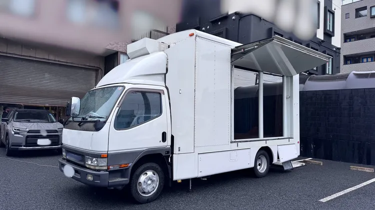 日本成人片商SOD旗下的移動式攝影棚「魔鏡號」近日驚傳生存危機。(翻攝自X)