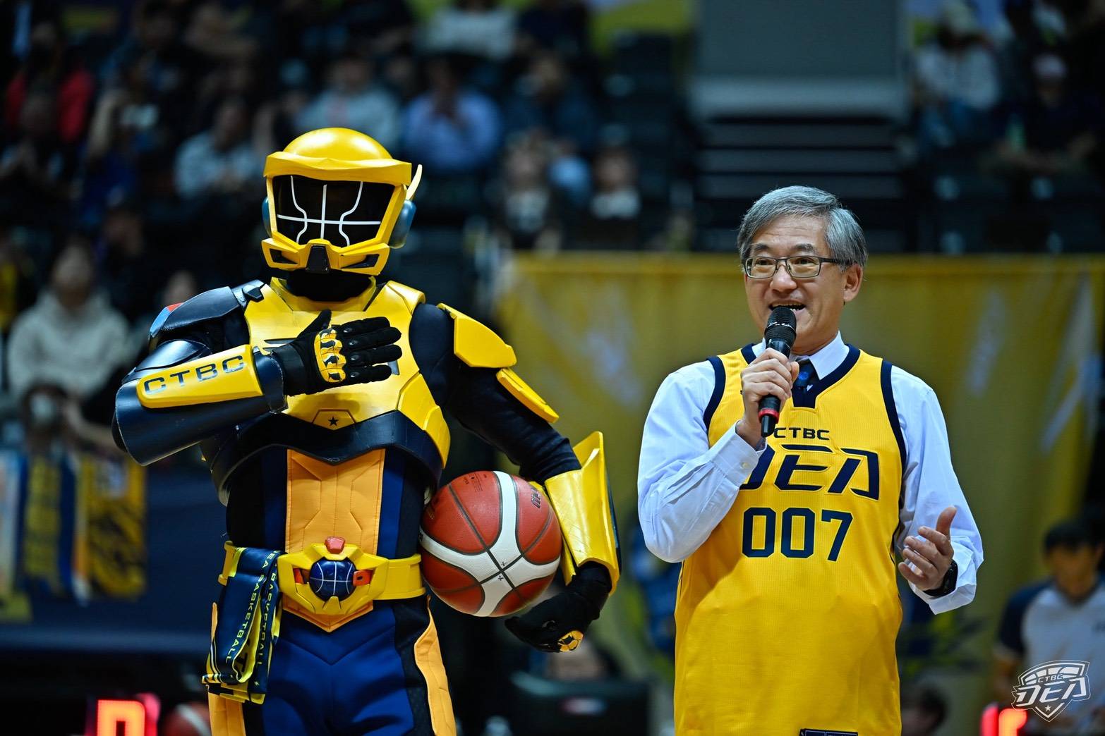 中信特攻再度邀請法務部調查局長陳白立擔任開球儀式嘉賓，希望透過宣導，讓全民提高警覺，化身成「打詐．反毒」達人。（中信特攻提供）
