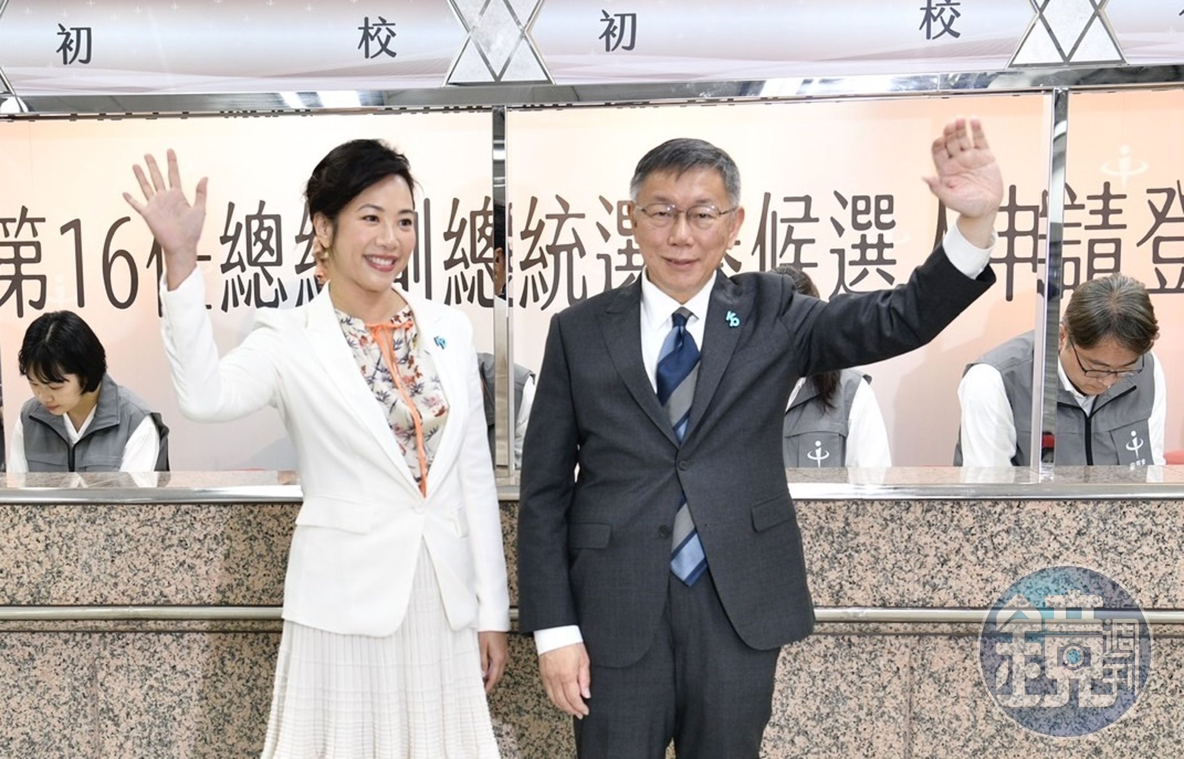 民眾黨總統參選人柯文哲(右),找來吳欣盈(左)擔任副手。