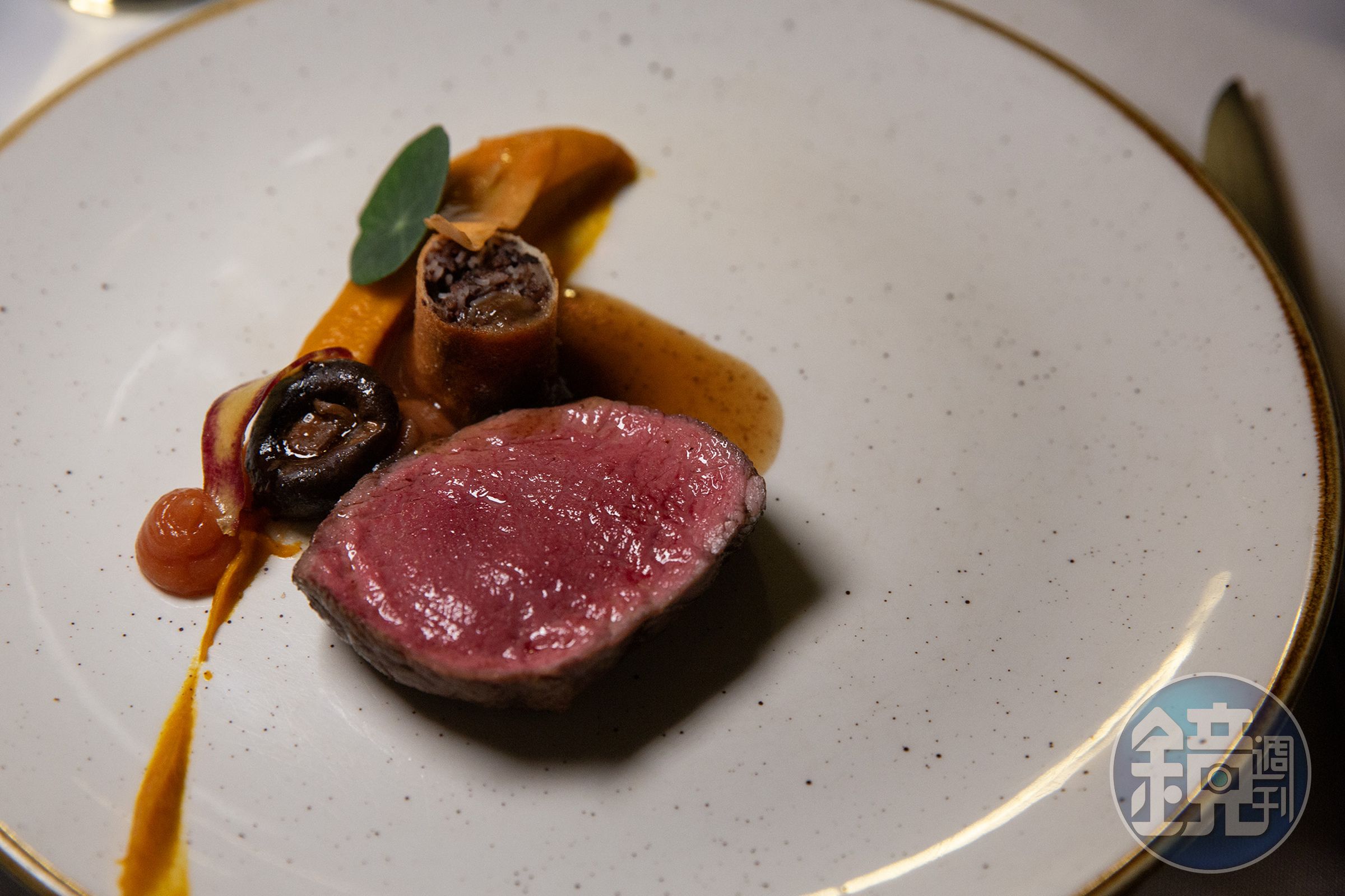 取材自紐西蘭南島峽灣地區的「Wild Fiordland Venison(野生峽灣鹿肉)」,搭配以其他鹿肉部位製成的黑布丁、香料紅蘿蔔與榲桲,展現食材運用的多元巧思。