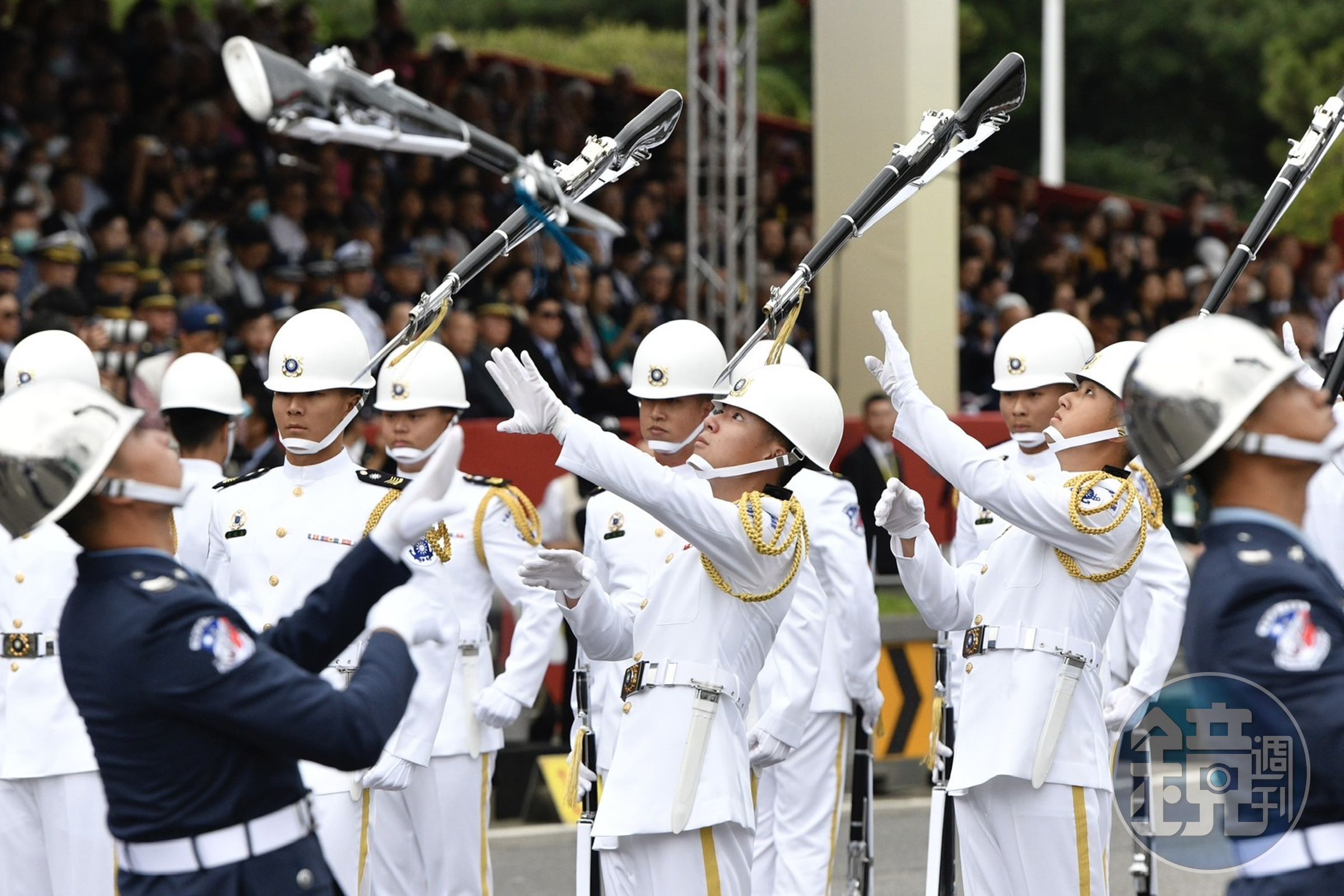 國防部三軍聯合樂儀隊登場，呈現以「樂儀飛揚展榮耀、團結同心安家邦」為主題的精彩操槍技術與隊列表演。