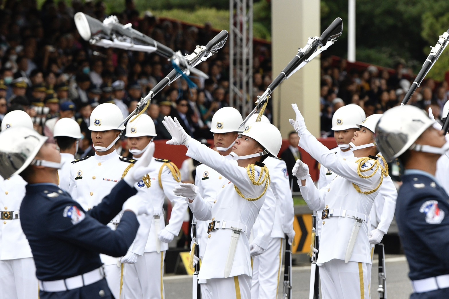 國防部三軍聯合樂儀隊登場,呈現以「樂儀飛揚展榮耀、團結同心安家邦」為主題的精彩操槍技術與隊列表演。