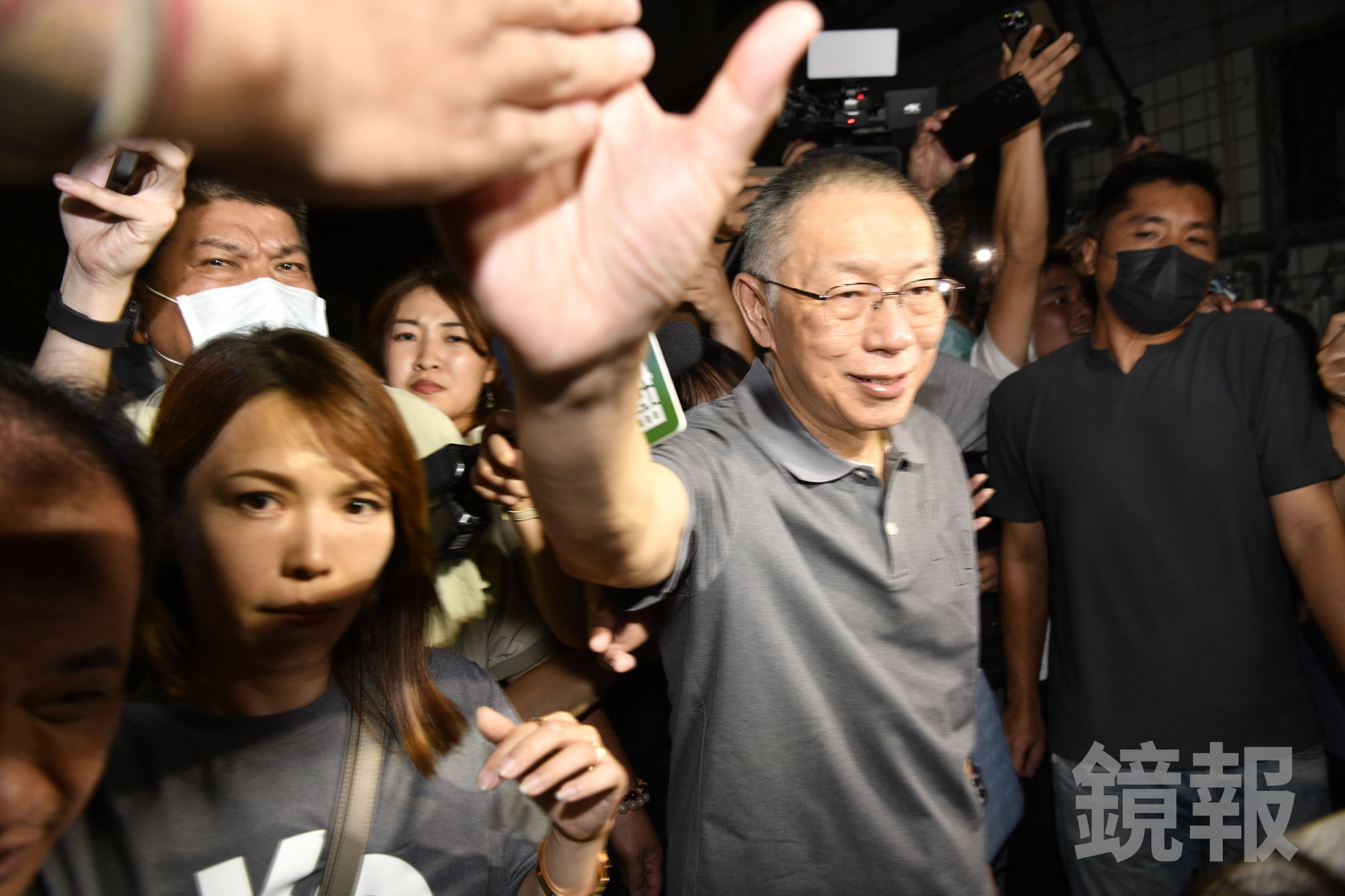 柯文哲交保後返回新竹老家，受科技監控的他今晚旋即又要趕回台北拍照上傳。（鏡報李智為）