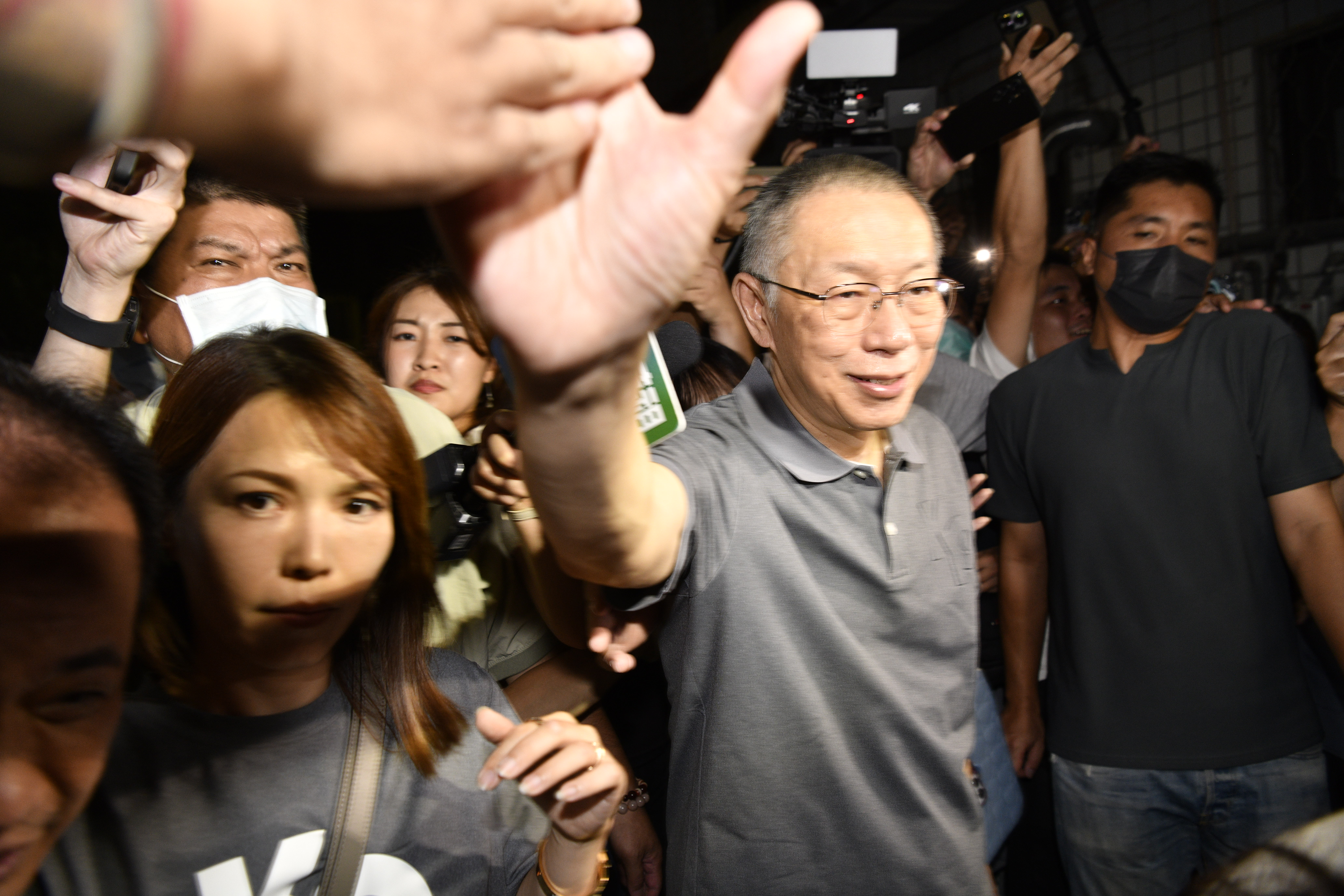 柯文哲交保後返回新竹老家，受科技監控的他今晚旋即又要趕回台北拍照上傳。（鏡報李智為）