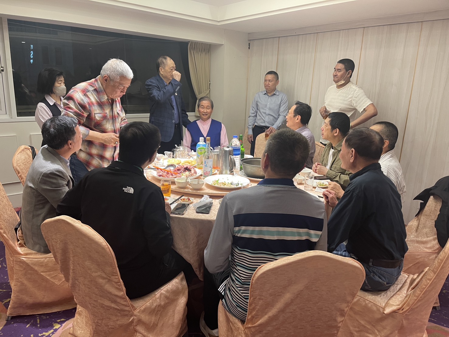 白狼（中）昨晚參與餐會。（讀者提供）