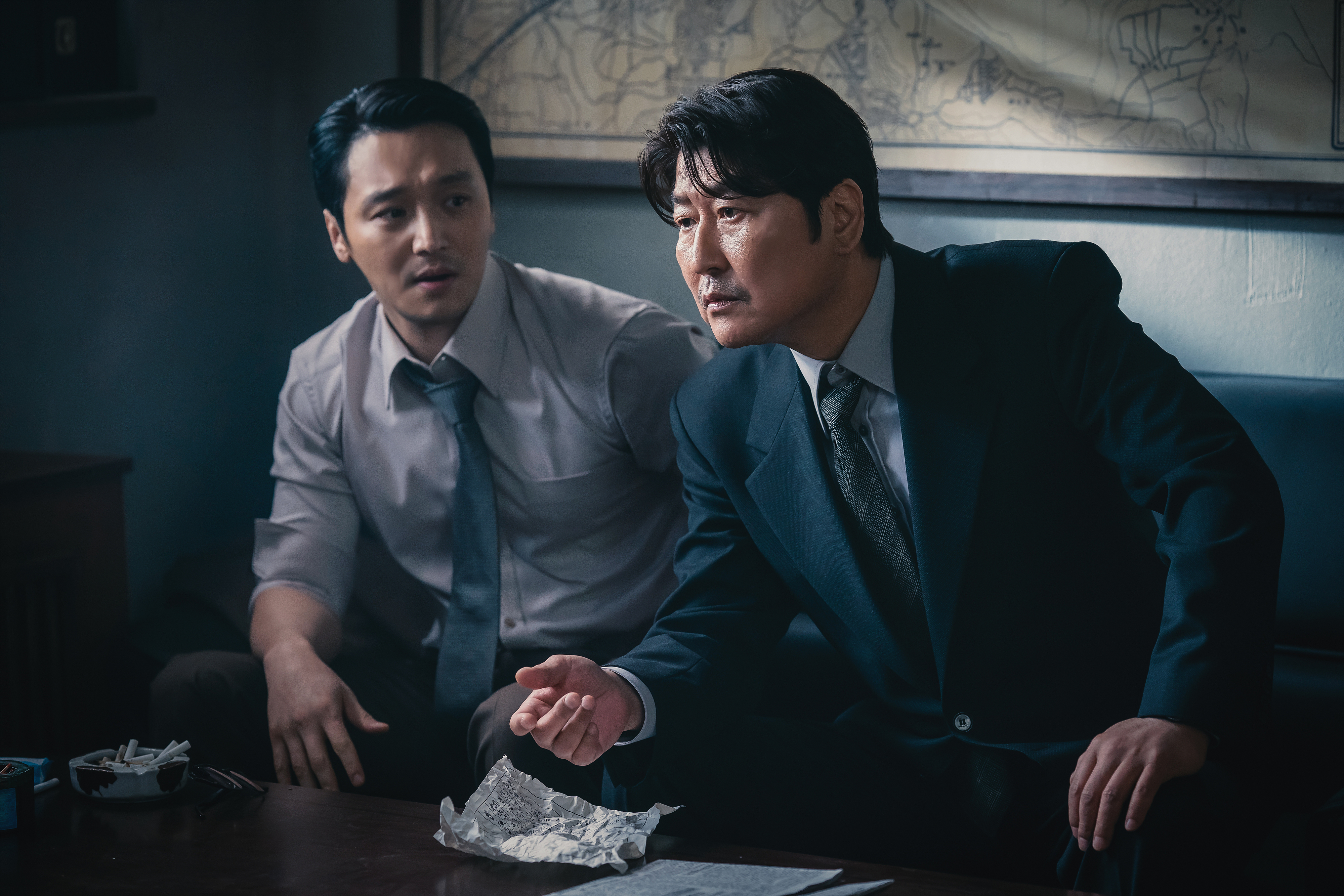 宋康昊(右)陷入各方的政治角力,不惜一切要將他心中的理想主義者卞約漢推上政治大位。(Disney+提供)