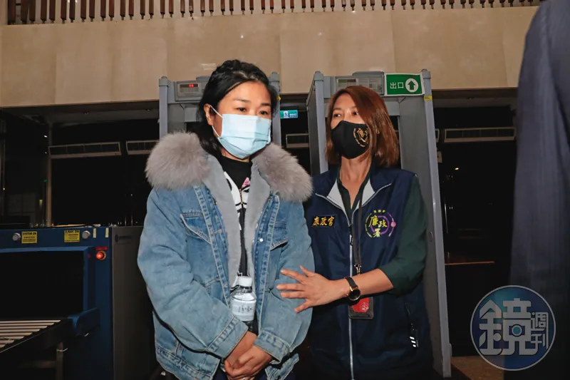 陳重文的妻子白惠萍（左）被懷疑是大帳房，以200萬元交保
