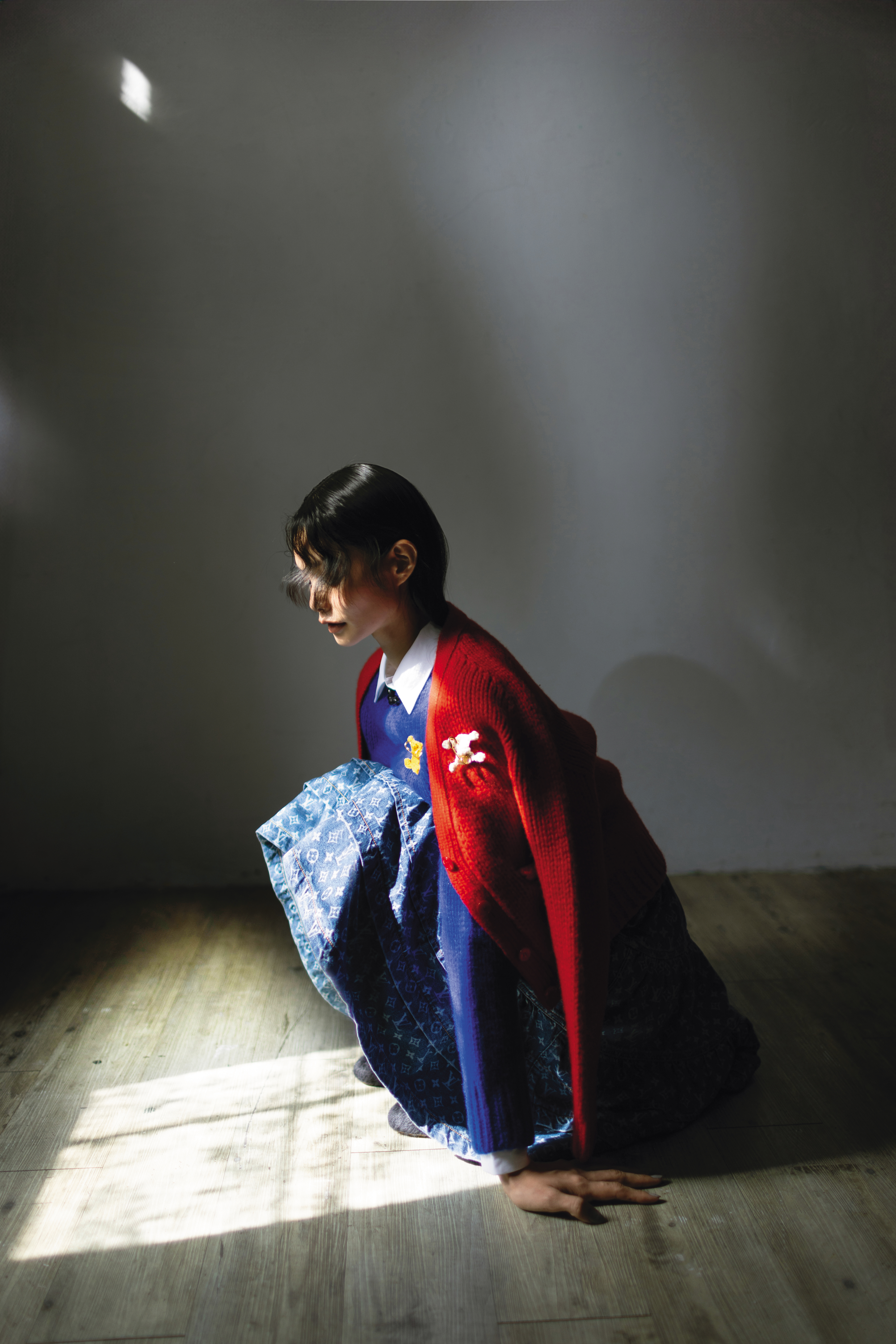 紅色針織開衫 NT$81,000 by CELINE／藍針織毛衣 NT$72,500 by CELINE／棉質襯衫 NT$49,000 by LOEWE／Monogram牛仔布層次半截裙 NT$72,500 by LOUIS VUITTON／瑪瑙串珠項鍊 價格店洽 by COS／Abby Ballerina芭蕾舞鞋 NT$36,500 by CELINE