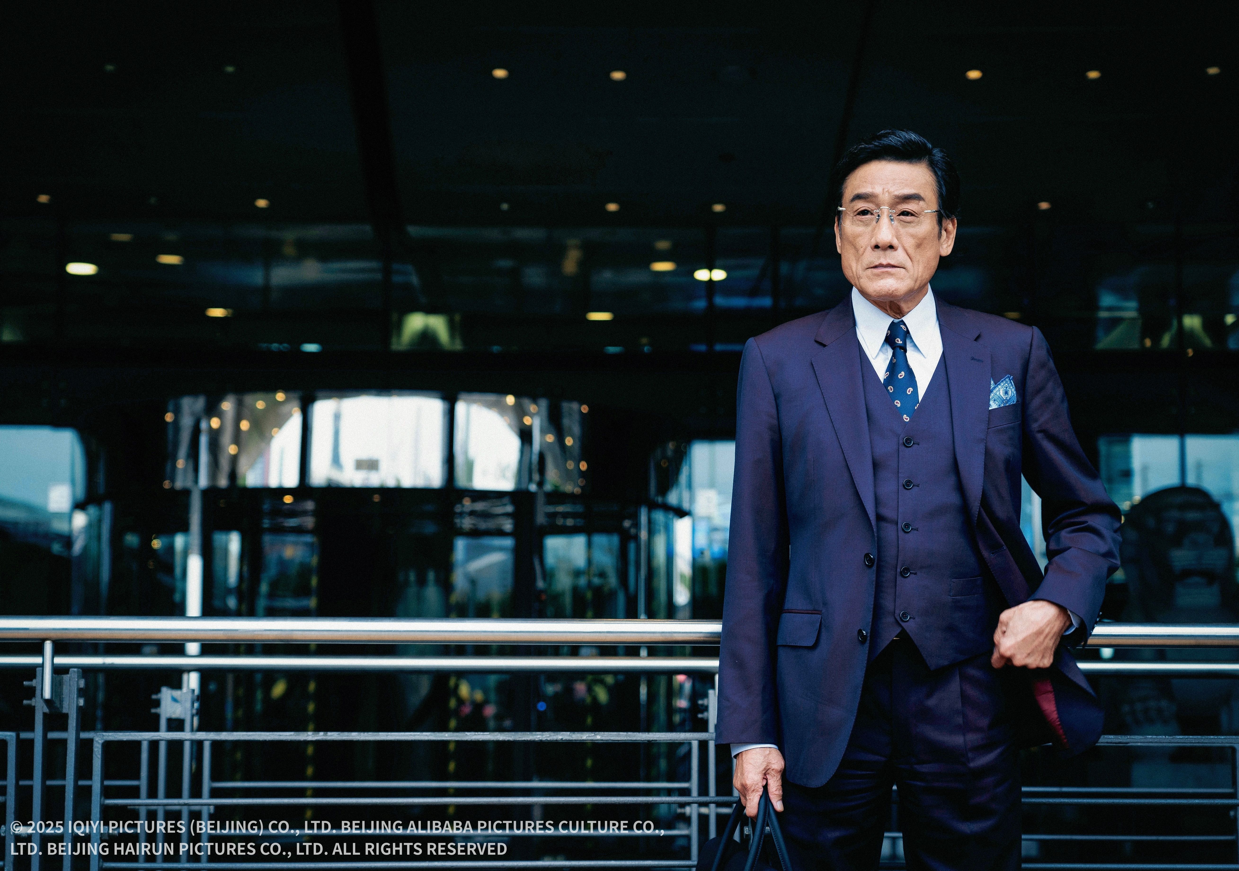 梁家輝打破從影以來慣例，首度破例演出原作同一角色，在《捕風追影》賦予角色嶄新的詮釋空間與高度。（鴻聯國際提供）