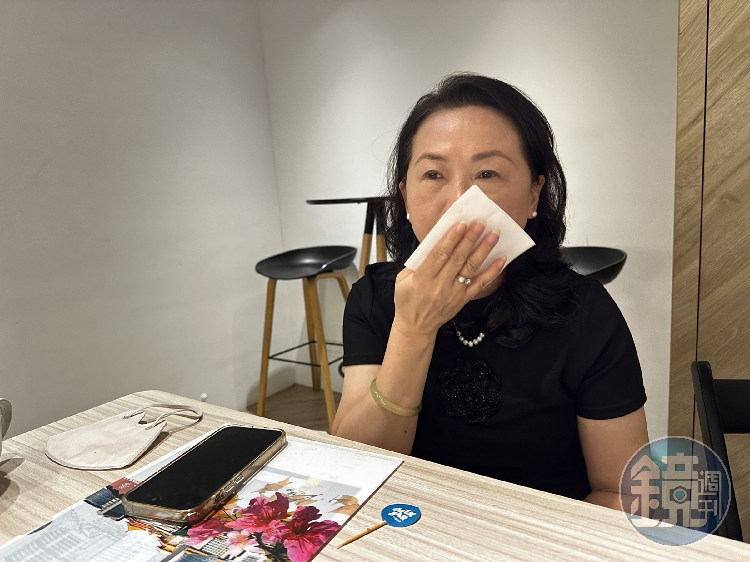 徐春鶯談及家人經歷文革的過往頻頻拭淚。