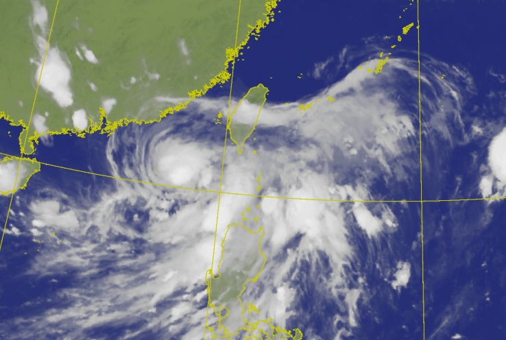 輕颱「丹娜絲」逐漸朝台灣接近，不僅強度稍增強且有暴風圈擴大趨勢。（翻攝自中央氣象署官網）
