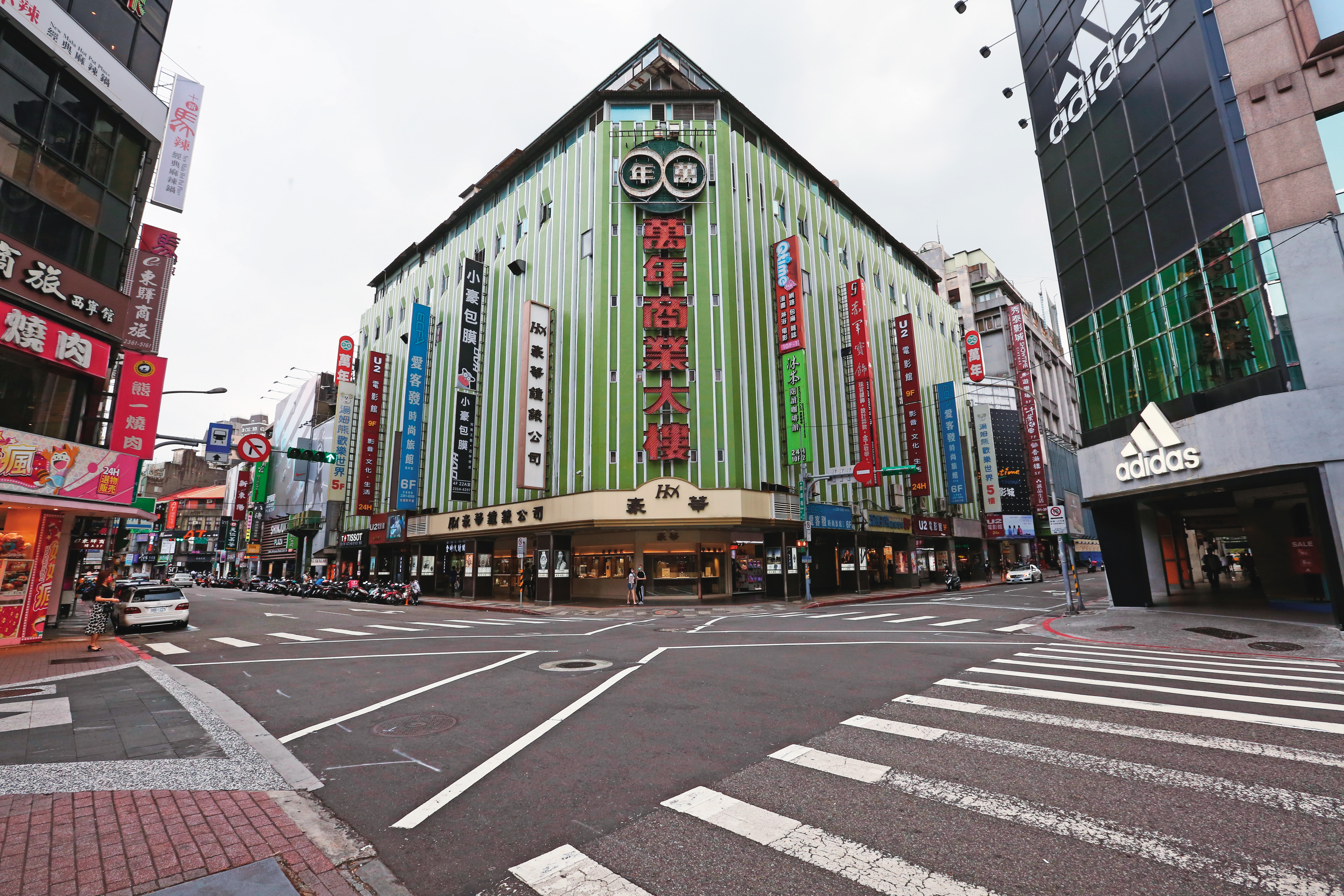 小芬當年與同學相約前往萬年大樓（圖）溜冰，不料卻在朱男開設的花店中失去音訊。