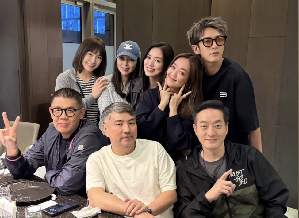 連勝文（前排左起）、詹仁雄、顧奇明、蔡依珊（後排左起）、曾馨瑩、林牧潔、楊欣、柯震東，一行人早前到高級餐廳聚會。（翻攝林牧潔IG）