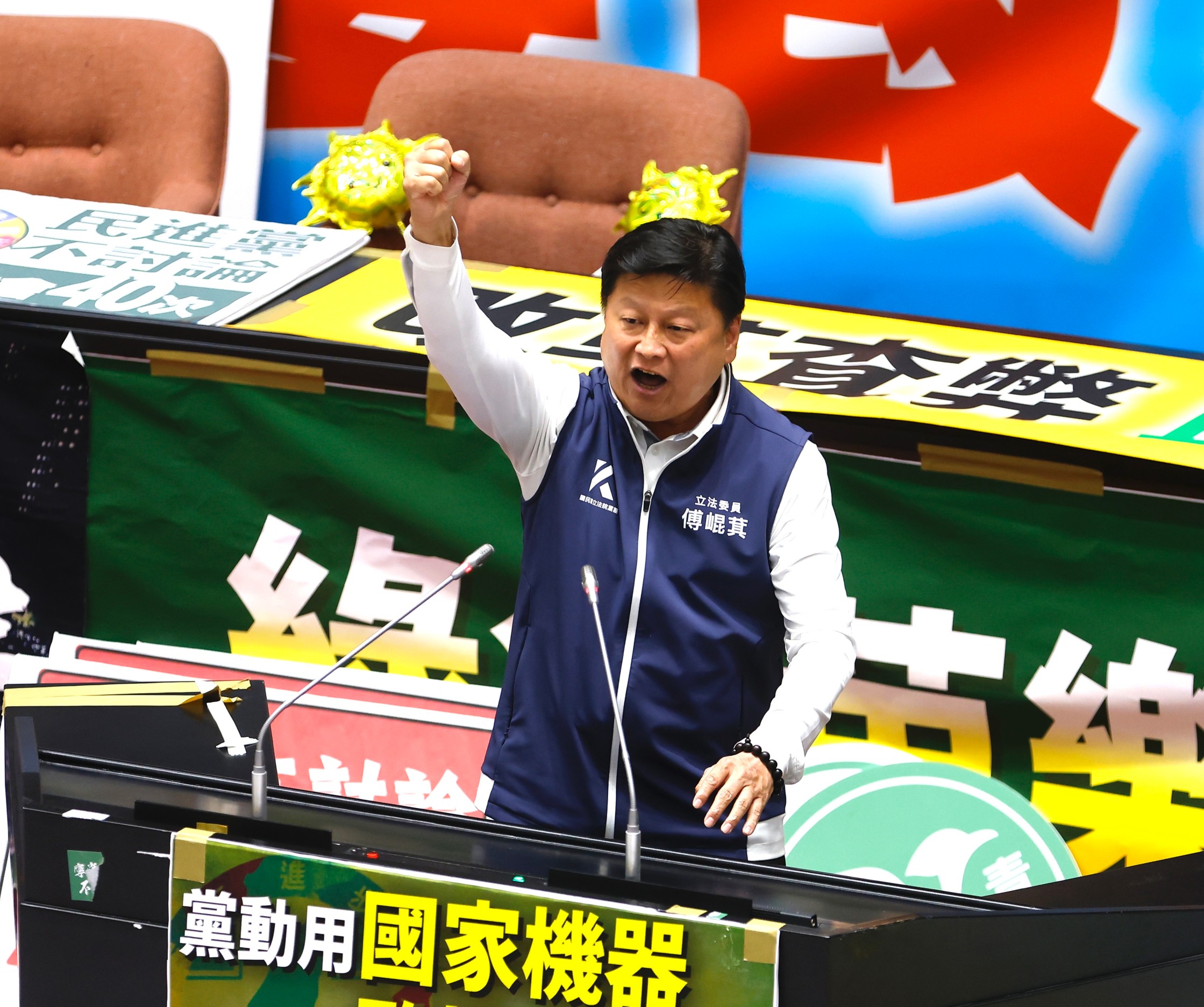 國民黨團總召傅崐萁在晚間通過國會改革法案後，謝謝全國鄉親讓他站在這救台灣。