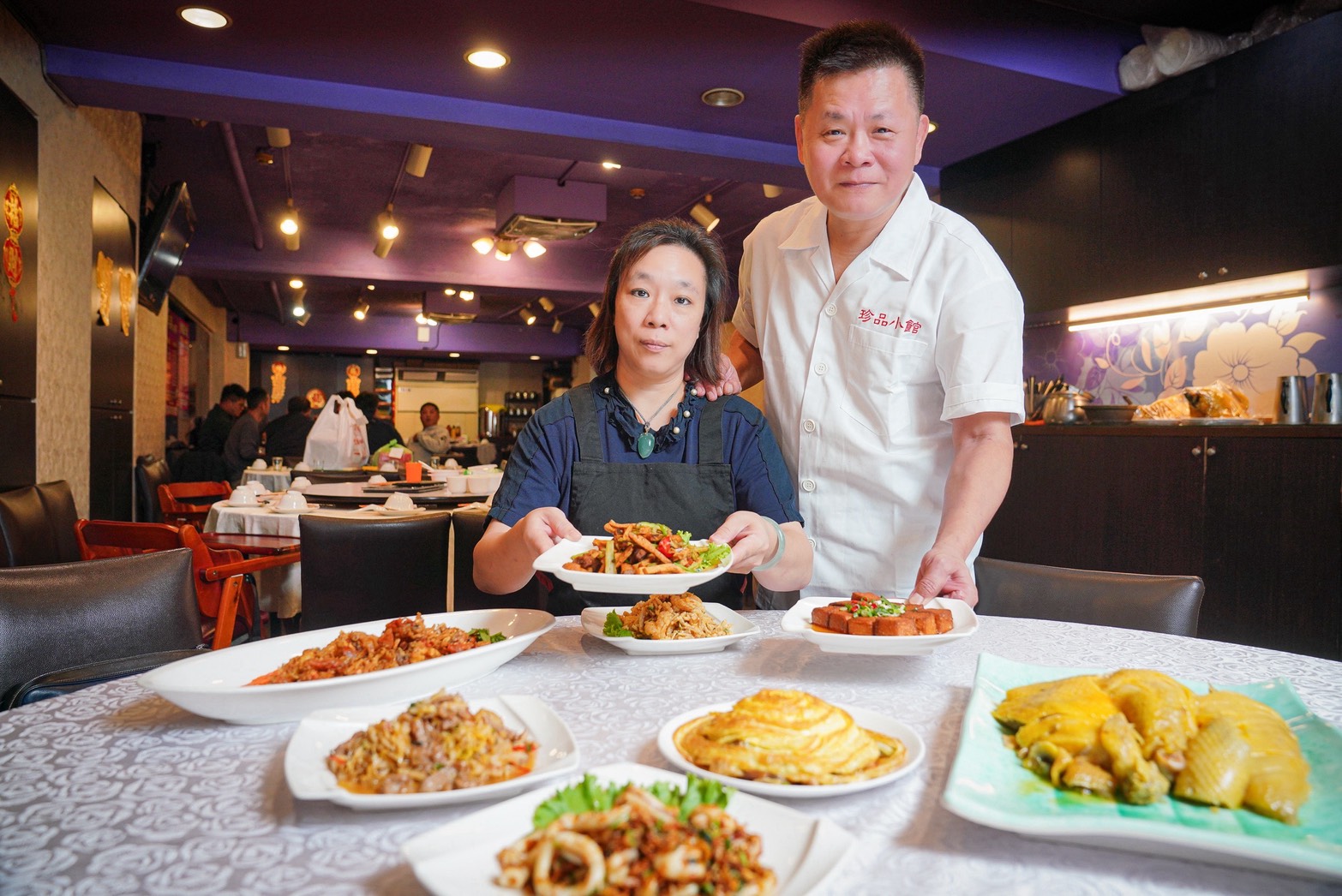 雖然疫情三年虧掉上千萬,黃朱華(右)、李淑燕(左)夫妻仍攜手熬過最困難時期。