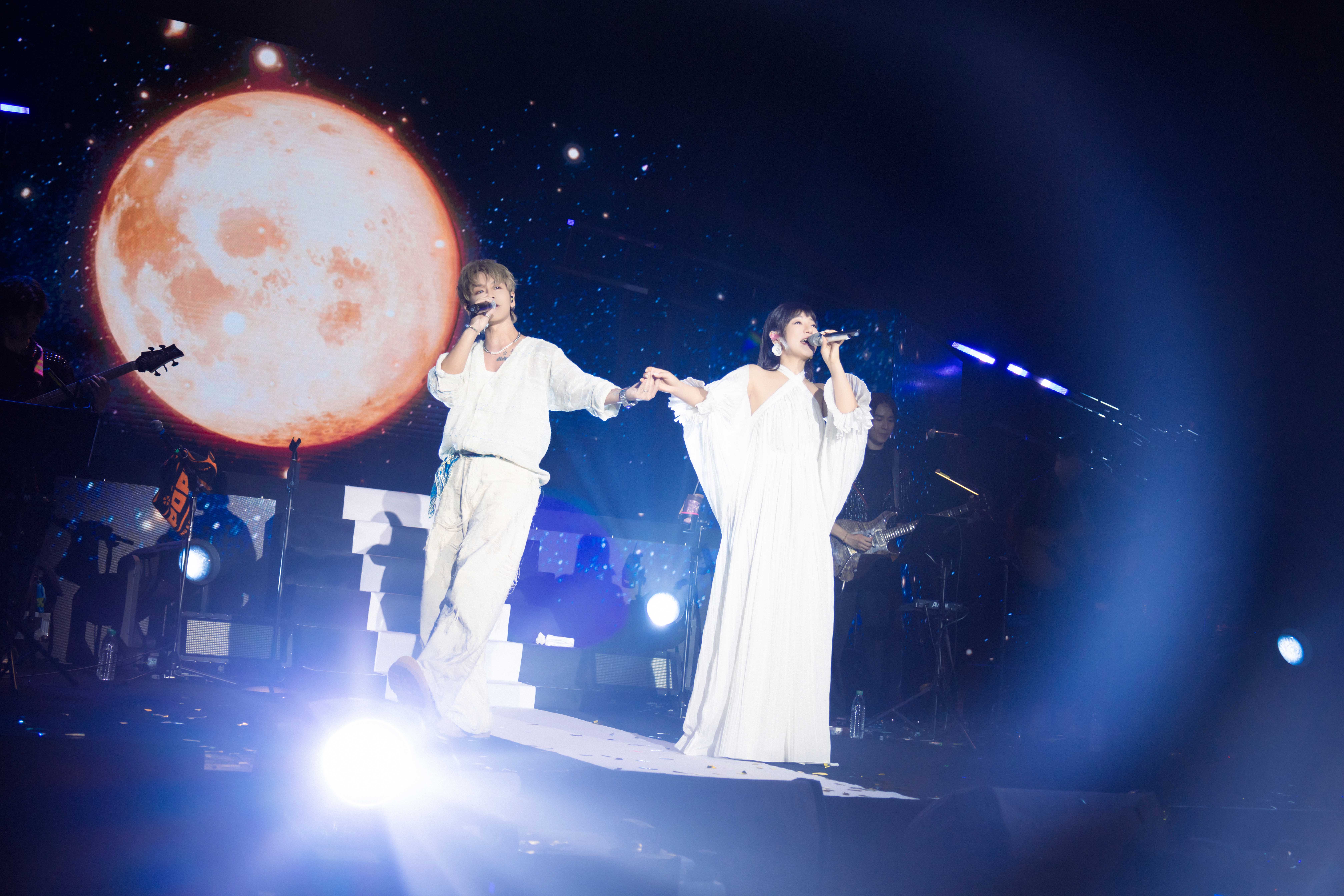 丁噹在深圳開唱，鼓鼓驚喜現身合唱〈私奔到月球〉。（相信音樂提供）