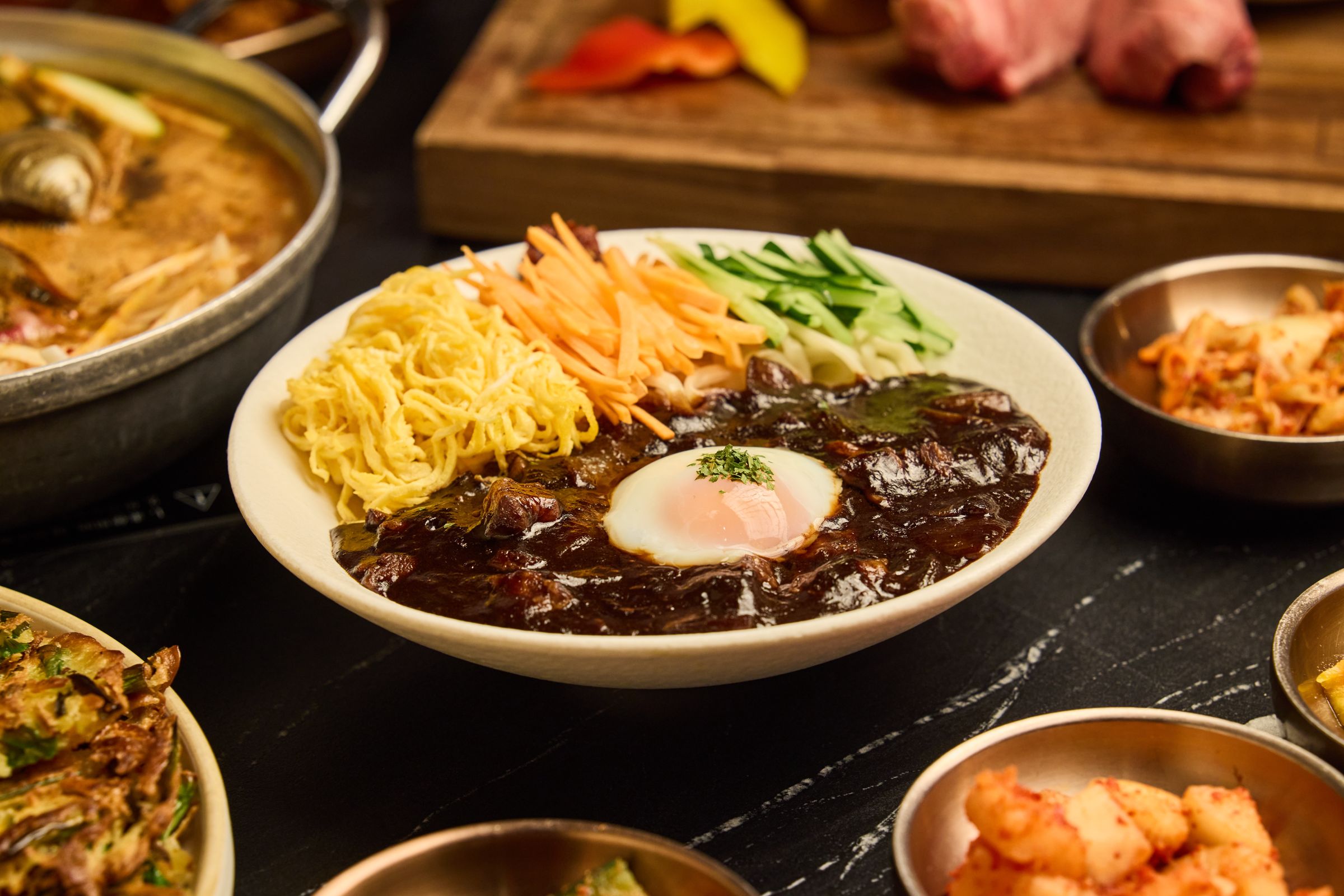 「松露和牛黑炸醬麵」一入口先是濃郁松露香氣撲鼻，接著和牛黑醬的醇厚感慢慢在嘴裡散開，麵條吸附滿滿醬汁卻不死鹹，再搭配半熟溫泉蛋的滑順口感，讓整體多了些柔和層次，越吃越涮嘴。