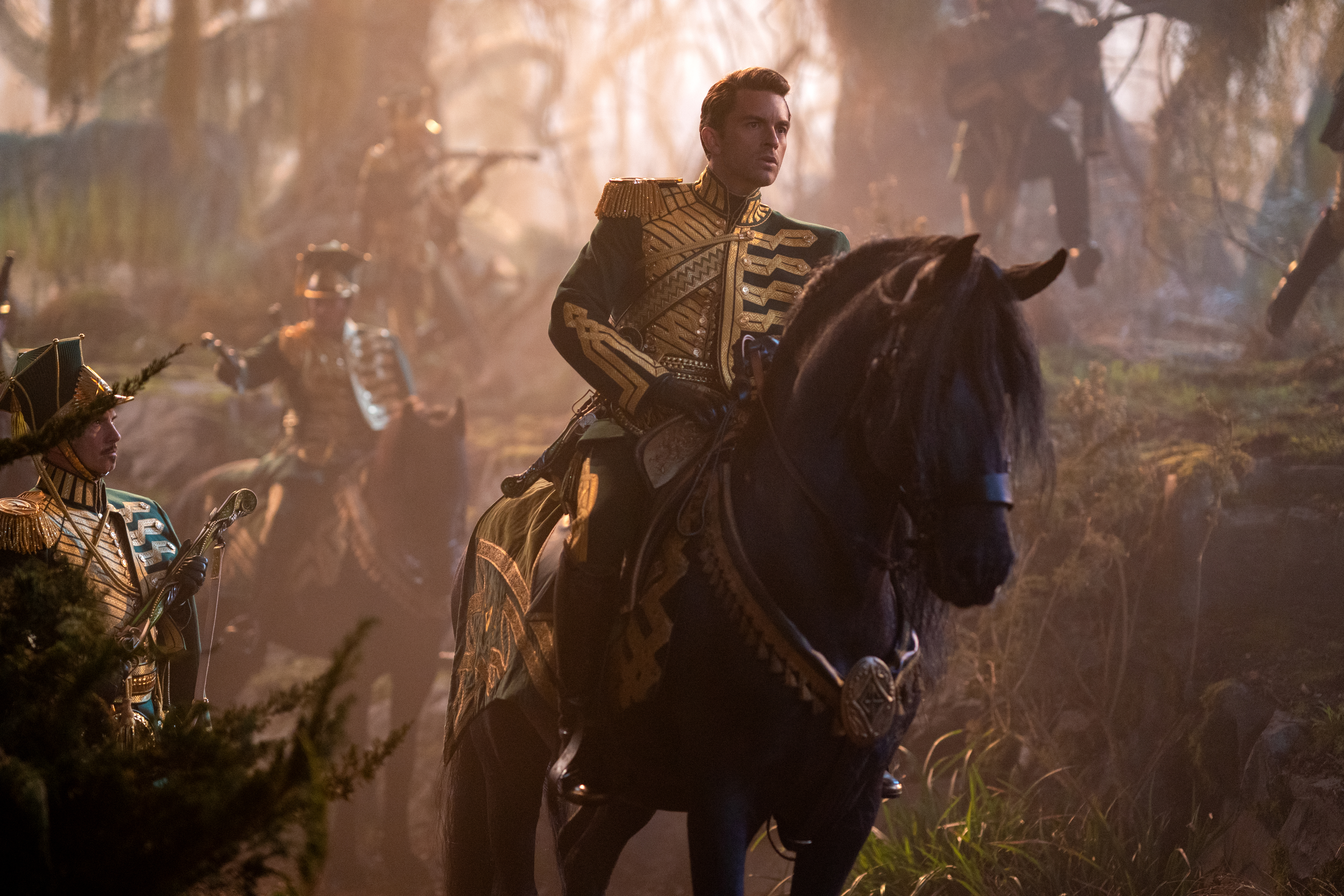 喬納森貝利在《魔法壞女巫》系列扮演王子費耶羅，展現貴族的氣質，發揮能歌能舞的演藝才華，迷倒眾人。（UIP提供）