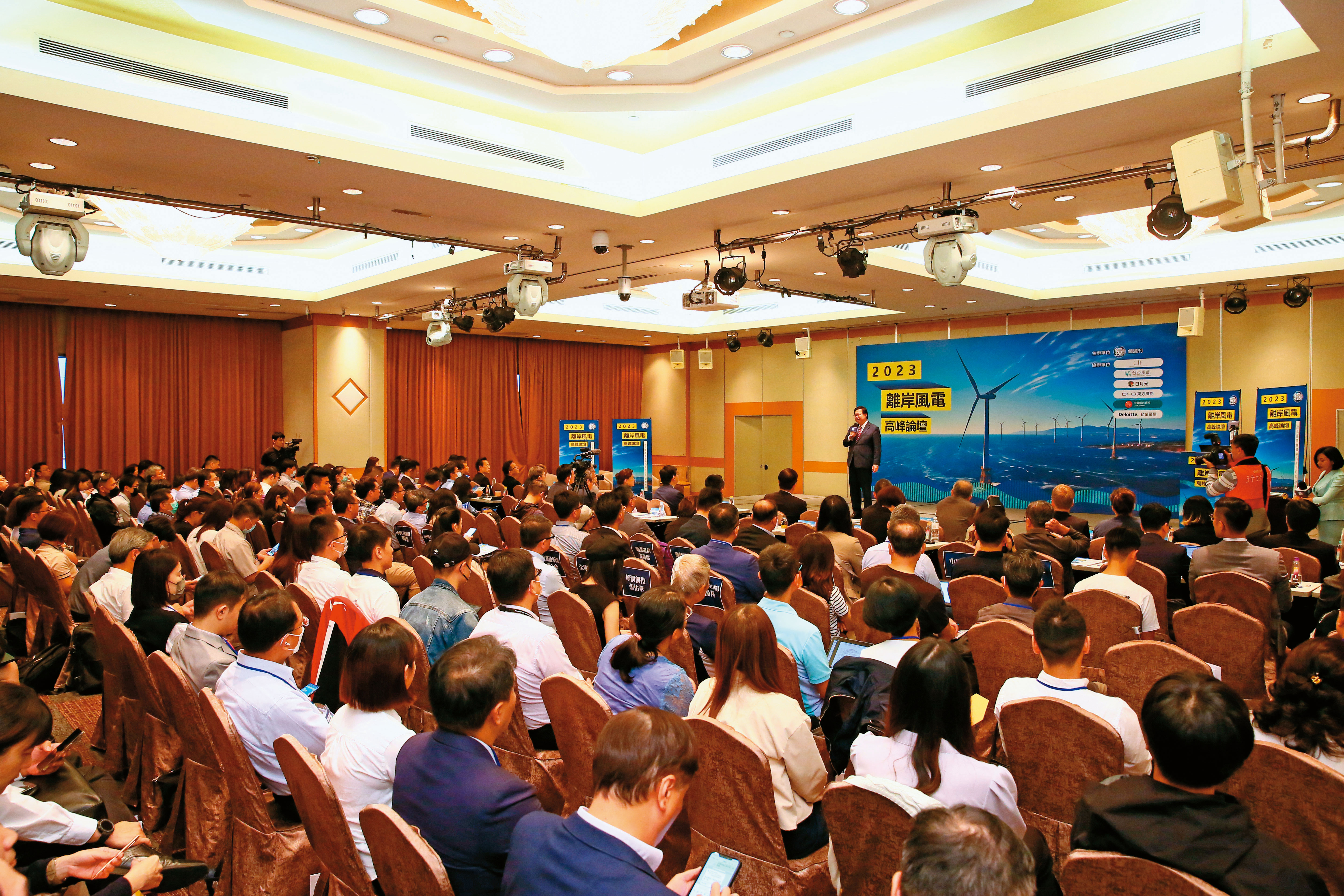 《鏡週刊》舉辦的「2023離岸風電高峰論壇」人氣爆棚，顯示國內產官學各界人士對於能源轉型的高度重視。。
