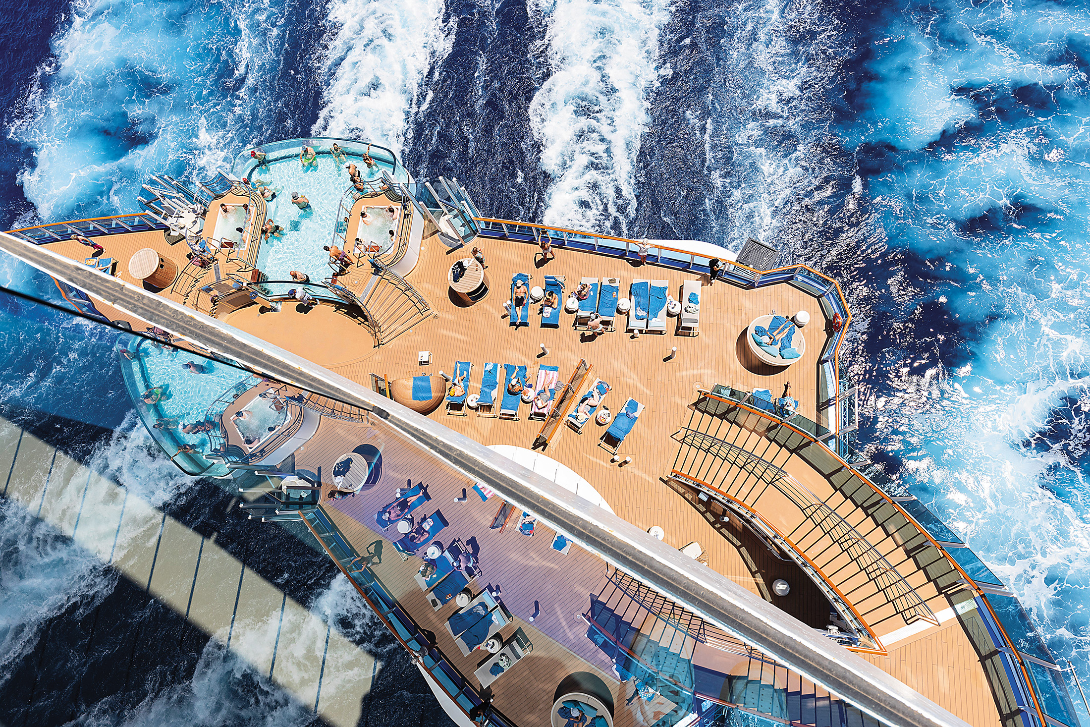 公主遊輪旗下最新最奢華的「太陽公主號」，擁有許多景色絕佳的觀景設施，就像一艘優雅漂浮在空中花園。