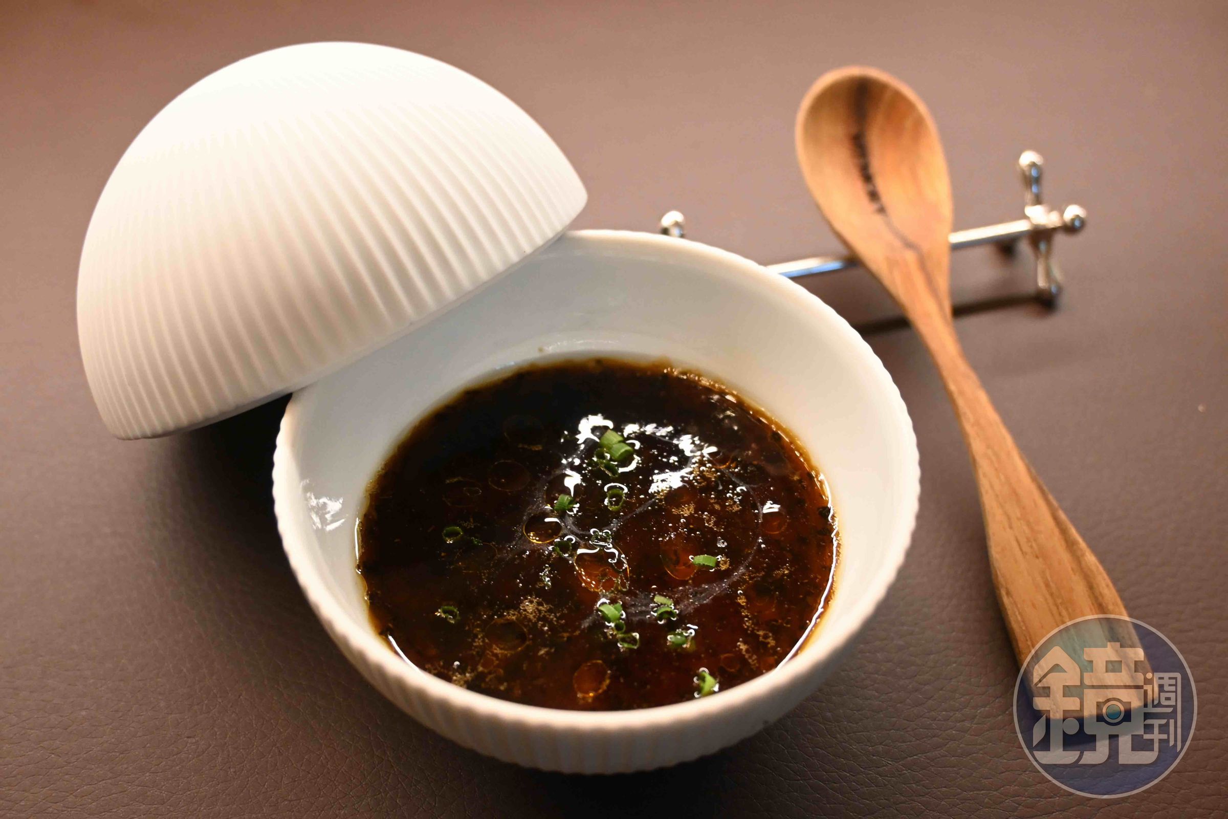 「Royale of Foie Gras – Memory」是江主廚料理生涯的經典代表作，以細滑濃郁的鵝肝卡士達搭配黑松露，重現昔日招牌風味。（新幣38元／份，約NT$952）
