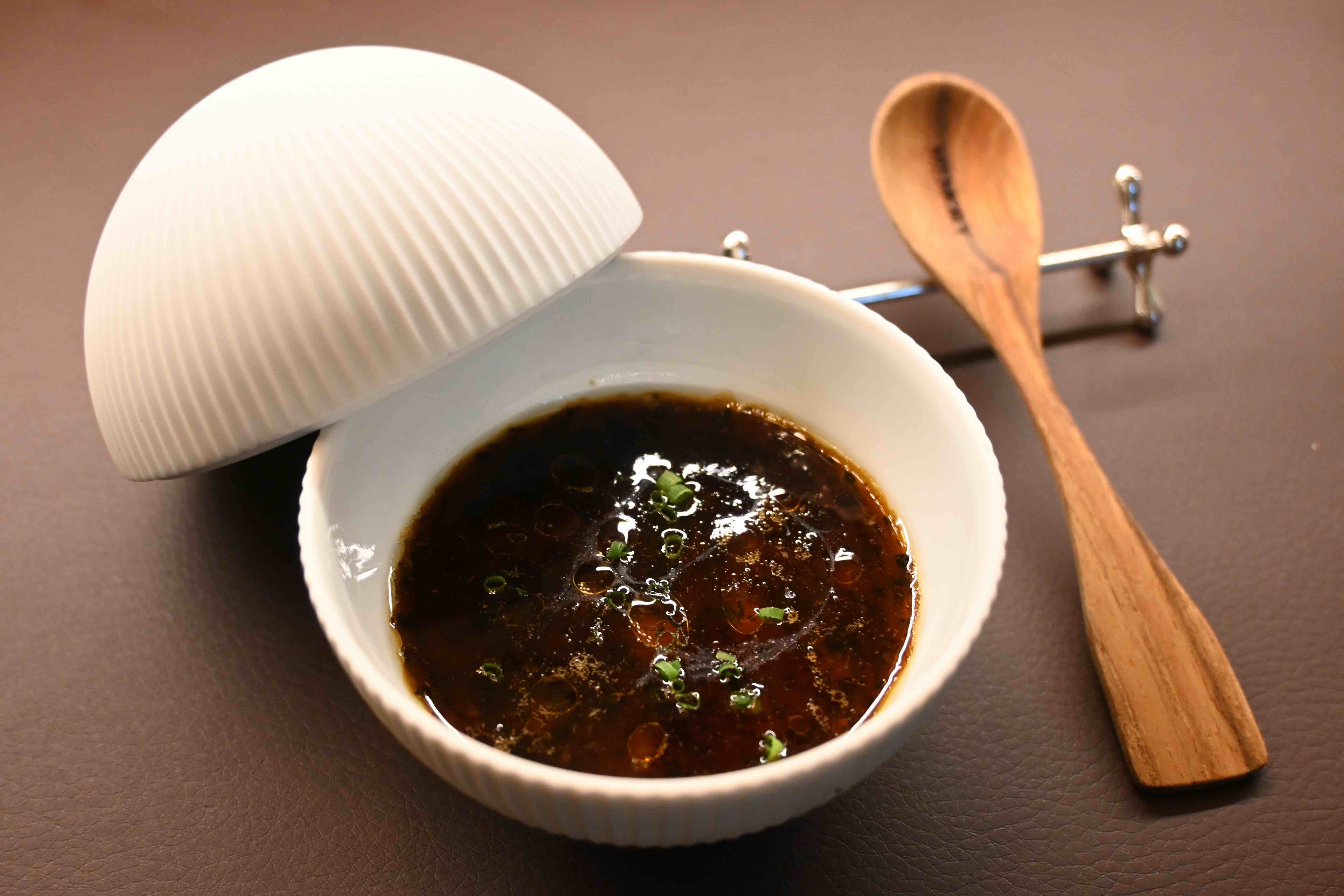 「Royale of Foie Gras – Memory」是江主廚料理生涯的經典代表作,以細滑濃郁的鵝肝卡士達搭配黑松露,重現昔日招牌風味。(新幣38元/份,約NT$952)