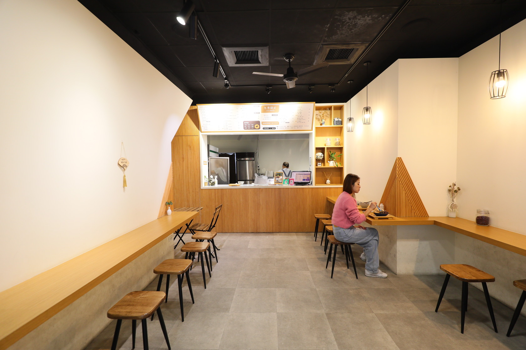 「貳室USroom•dessert」簡單溫潤的裝潢給人溫馨感受。