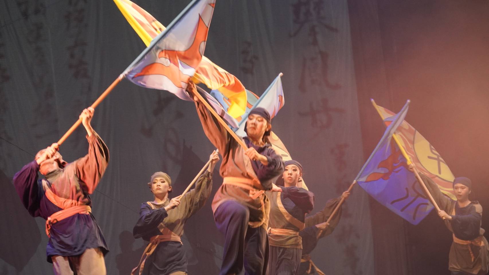 「紙風車368鄉鎮市區兒童藝術工程」在烏來區及石門區完成新北市最後2場演出。（紙風車文教基金會提供）