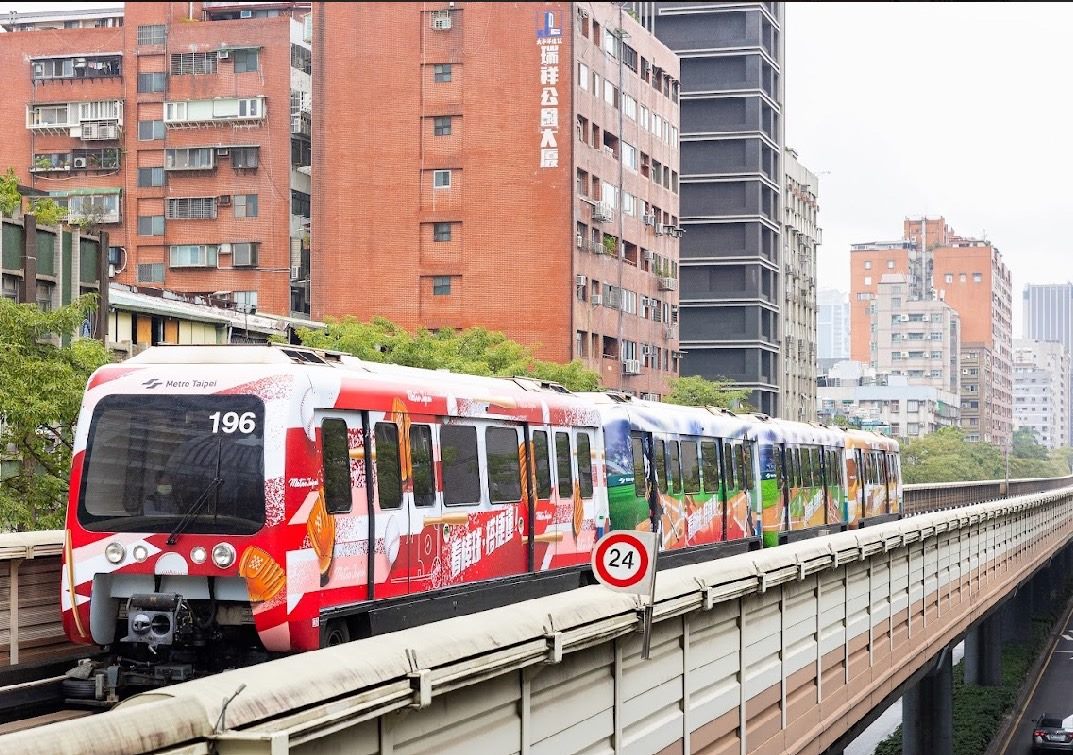 北捷的棒球彩繪列車。（台北市政府提供）