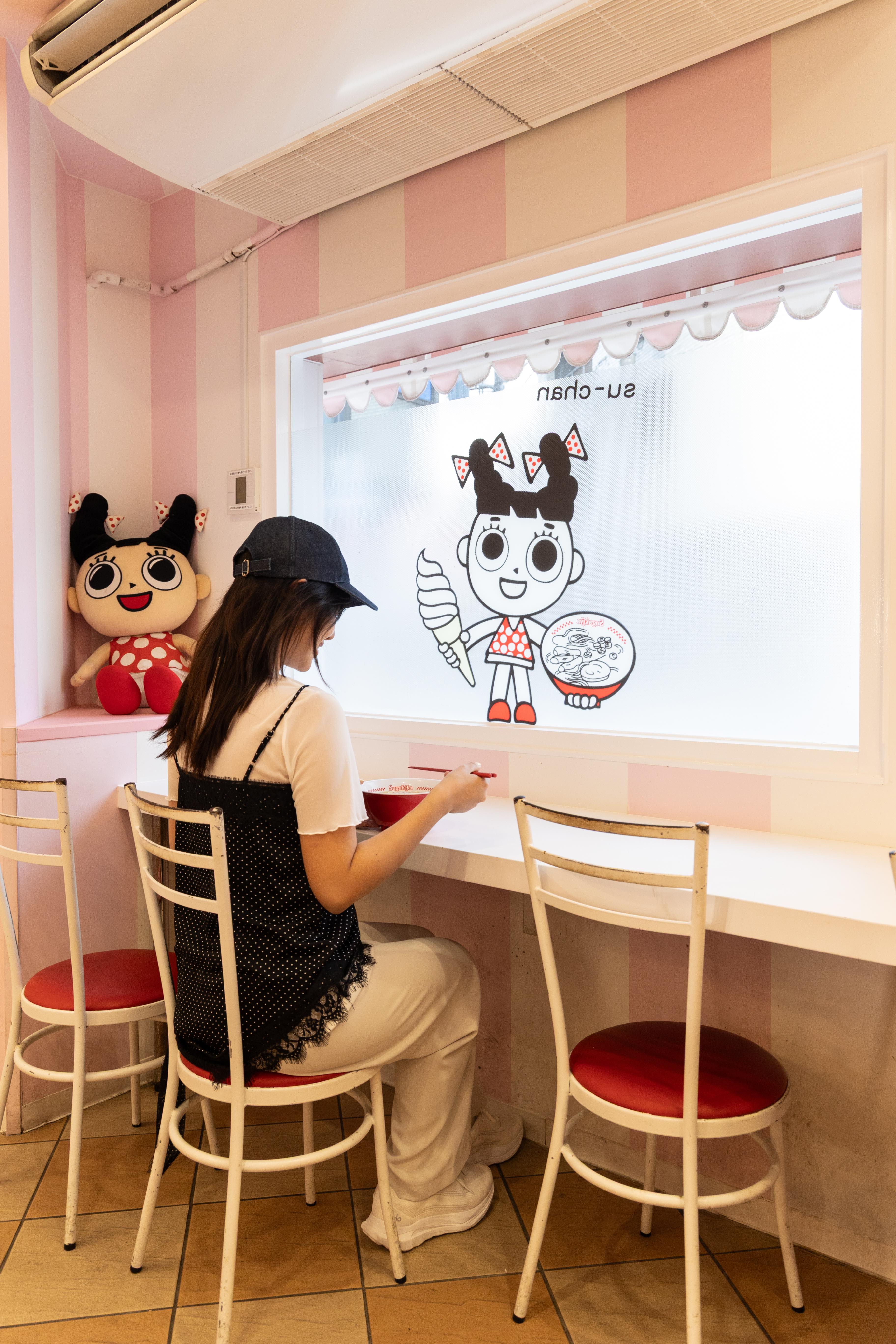 用餐空間繽紛可愛，就算一個人用餐，吉祥物スーちゃん也會陪著你。
