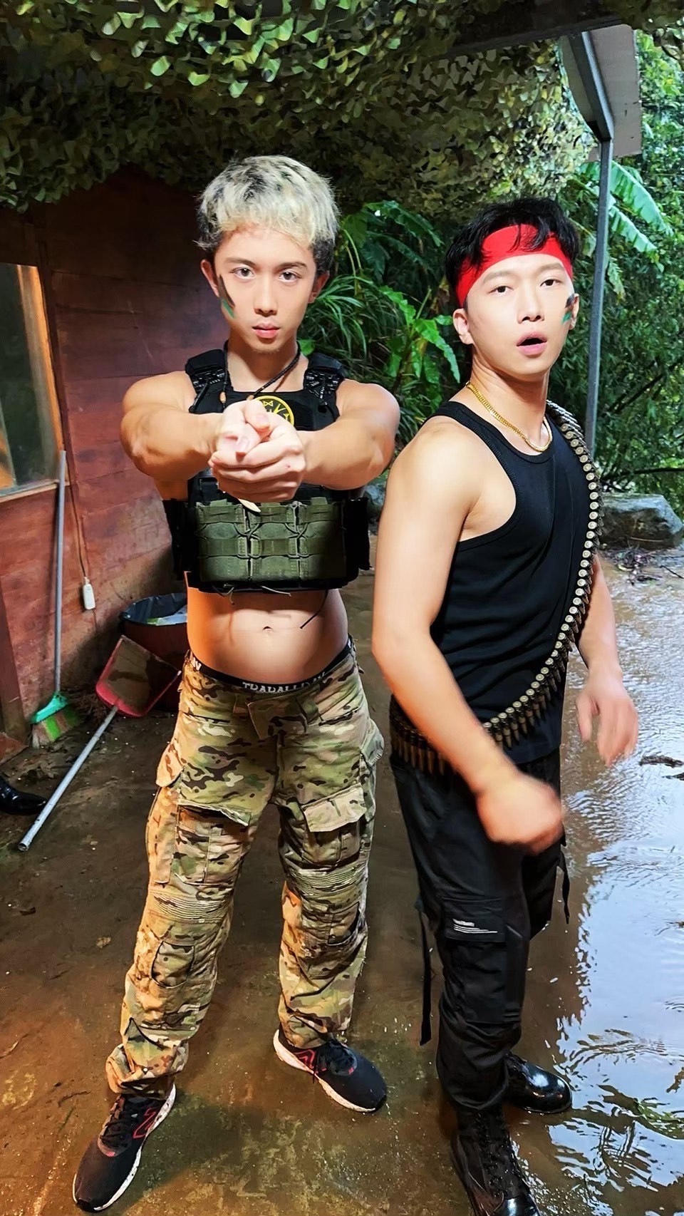 拍武打戲時，孫安佐拿起槍射擊，就像「殺神基努李維」，不過他的圓圓肚子相當吸睛。（周靄宏提供）