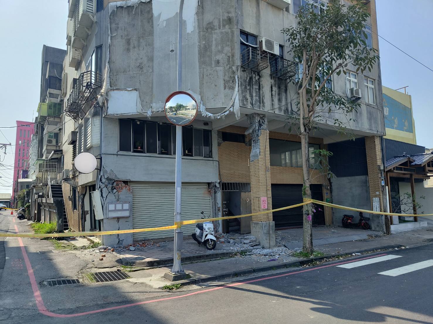 北濱街倒塌大樓周邊1、200公尺範圍，還有1棟「軟腳樓」，外觀都已龜裂、鋼筋外露。