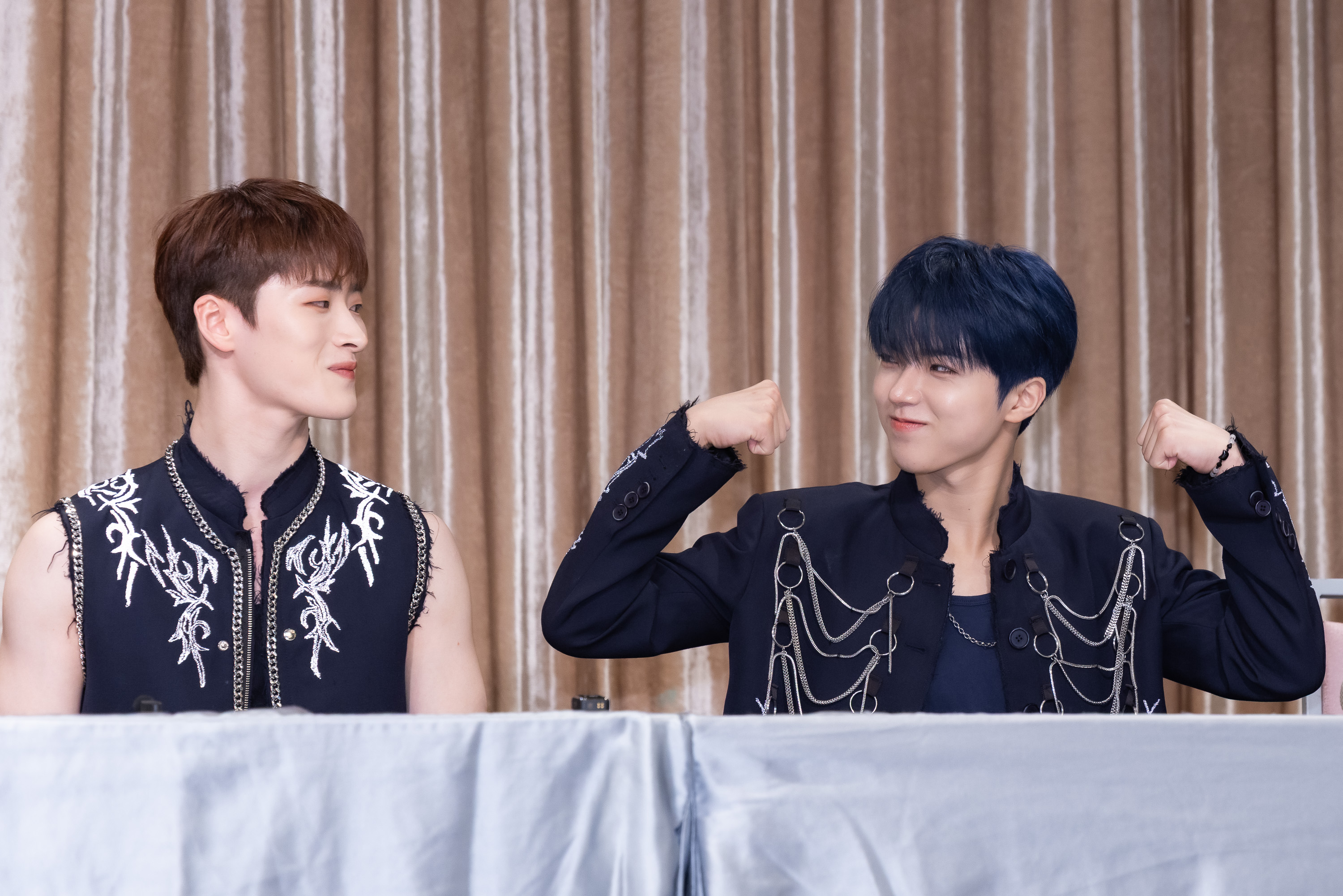 韓團ALL(H)OURS的忙內ON:N（右）今年2月高中畢業，最近勤於健身，讓Youmin有點緊張起來了。（COME ON JKSSP提供）