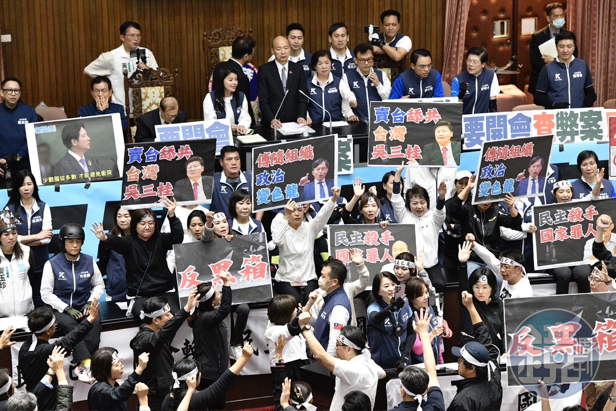 藍綠白今在議場內再度上演激烈攻防,藍白狂喊要改革,綠營主張反黑箱、要求實質討論法案內容。